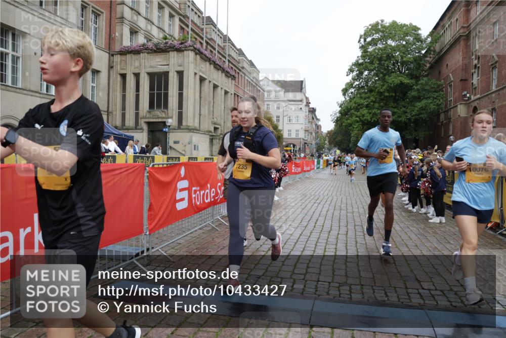 13.09.2026 - Kiel Lauf Yannick Fuchs http://msf.ph/oto/10433427 13.09.2026 09:47:16 Ziel 1235, 1324, 2587, 5167, 6575, 7461, 8231, 8524, 9091, 10076, 10224, 10555, 10742, 10744, 11862, 11964, 12635, 1402, 2527, 2718, 2759, 2779, 3808, 4087, 4238, 4906, 4940, 5217, 5351, 6074, 6207, 6638, 7190, 7213, 7446, 7731, 7921, 8409, 8887, 8994, 9141, 9385, 10009, 10301, 10322, 10731, 12622, 12725, 544, 591, 2870, 3192, 3373, 3629, 4480, 5517, 6072, 6639, 6696, 7767, 8503, 8540, 8777, 9634, 9936, 10789, 288, 2527, 3033, 3035, 4906, 6048 meine-sportfotos.de