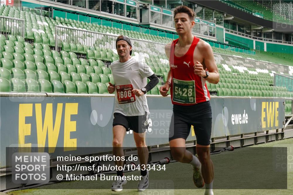 13.09.2026 - 21. swb-Marathon Bremen Michael Burmester http://msf.ph/oto/10433434 13.09.2026 12:32:42 Laufen im Stadion 417, 482, 573, 668, 943, 1020, 1126, 1507, 1606, 1629, 2100, 6507, 7741, 8044, 314, 358, 520, 547, 574, 649, 719, 858, 934, 959, 1253, 1391, 1428, 1525, 1783 meine-sportfotos.de