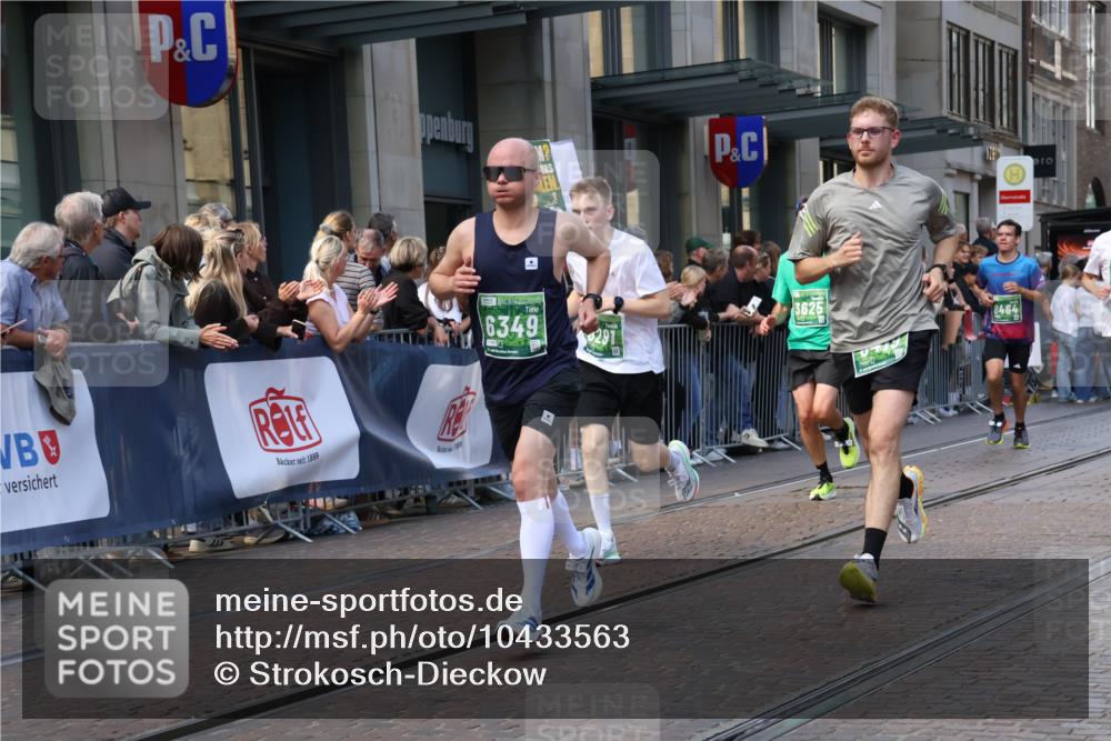 13.09.2026 - 21. swb-Marathon Bremen Strokosch-Dieckow http://msf.ph/oto/10433563 13.09.2026 13:12:49 Ziel 280, 313, 621, 868, 987, 1207, 2442, 2498, 2559, 2801, 2858, 2962, 3566, 3625, 4582, 5345, 5379, 5769, 5965, 6038, 6349, 6394, 7874, 8197, 8291, 8419, 8464, 8798, 9092, 9217, 13140, 1513, 1517, 2350, 2362, 2442, 3054, 3988, 4605, 4879, 5416, 6796, 8029, 9775, 9803, 13106 meine-sportfotos.de