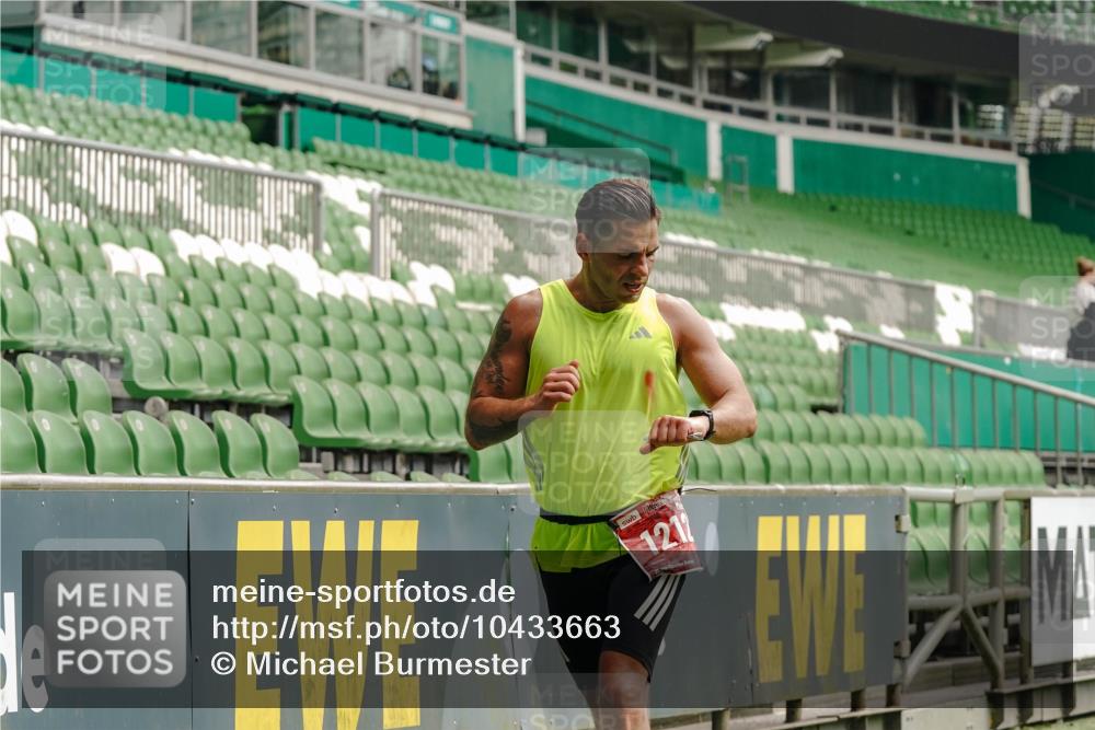 13.09.2026 - 21. swb-Marathon Bremen Michael Burmester http://msf.ph/oto/10433663 13.09.2026 12:34:00 Laufen im Stadion 250, 272, 299, 525, 919, 1089, 1212, 1606, 1629, 2072, 5428, 7741, 314, 520, 1168, 1214, 1357, 1453, 1639, 4474, 5212, 6485, 6507, 8285 meine-sportfotos.de