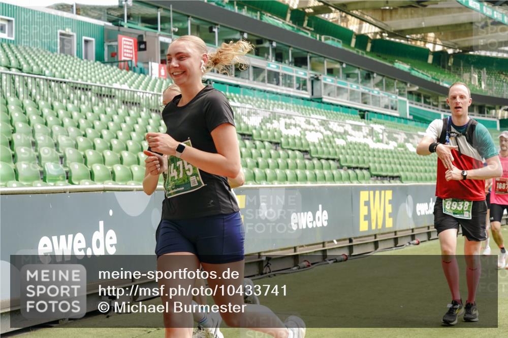 13.09.2026 - 21. swb-Marathon Bremen Michael Burmester http://msf.ph/oto/10433741 13.09.2026 13:05:01 Laufen im Stadion 178, 209, 210, 244, 323, 394, 534, 536, 565, 647, 725, 881, 891, 900, 1073, 1239, 1243, 1307, 1308, 1343, 1373, 1380, 1456, 1479, 1627, 1649, 1653, 1656, 1687, 1780, 1914, 1932, 1941, 2023, 2089, 2126, 2223, 2241, 2244, 2265, 2301, 2310, 2369, 2430, 2452, 2464, 2602, 2723, 2742, 2764, 2851, 2867, 2872, 2891, 2910, 2919, 2957, 2959, 2985, 3028, 3030, 3115, 3217, 3278, 3320, 3343, 3419, 3425, 3444, 3454, 3485, 3521, 3579, 3796, 3909, 242 meine-sportfotos.de