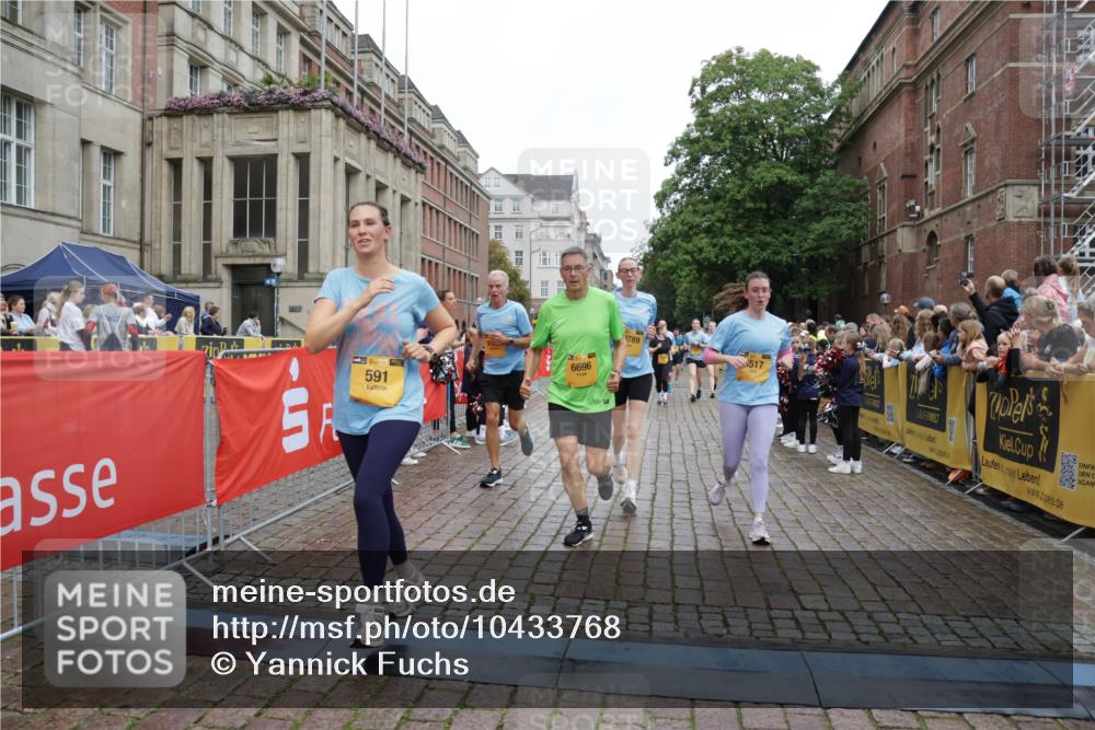 13.09.2026 - Kiel Lauf Yannick Fuchs http://msf.ph/oto/10433768 13.09.2026 09:47:34 Ziel 466, 591, 3192, 3373, 3629, 4011, 4479, 4480, 5517, 6072, 6639, 6696, 7767, 8503, 8540, 8777, 8833, 9528, 9634, 9936, 10789, 544, 1235, 1324, 2587, 2759, 2870, 4940, 5167, 5217, 5351, 6575, 7461, 8231, 8524, 9091, 10009, 10076, 10224, 10555, 10742, 10744, 11862, 11964, 12635, 390, 1743, 2241, 2755, 3735, 3812, 4103, 4225, 4365, 4400, 4460, 4952, 5215, 6078, 6942, 8096, 9697, 10823, 11396, 11654, 12007, 12099, 12167, 12393, 1402, 2718, 2759, 2779 meine-sportfotos.de