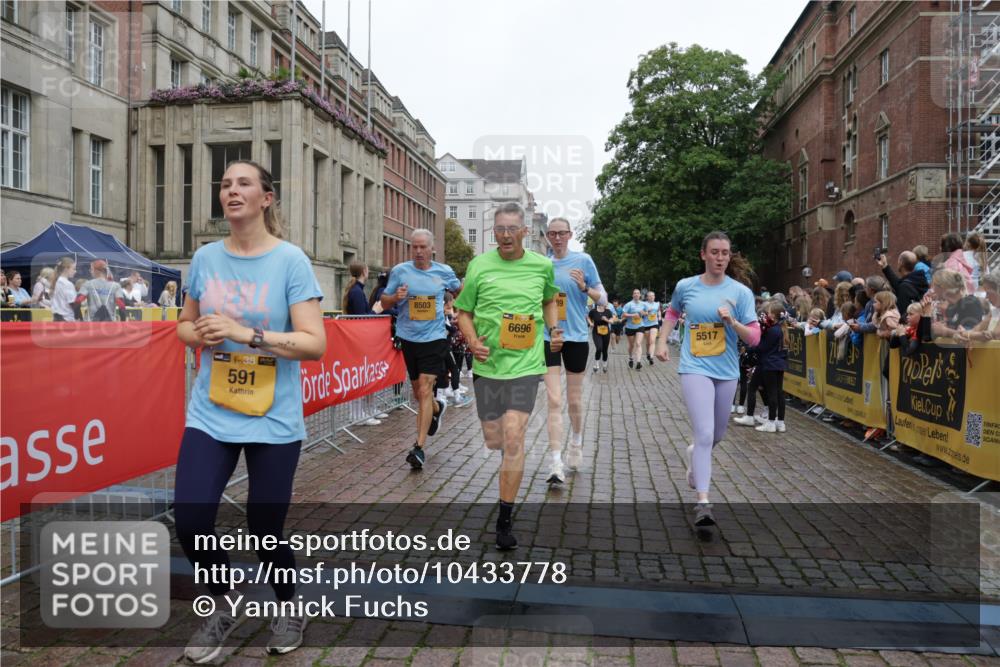 13.09.2026 - Kiel Lauf Yannick Fuchs http://msf.ph/oto/10433778 13.09.2026 09:47:34 Ziel 466, 591, 3192, 3373, 3629, 4011, 4479, 4480, 5517, 6072, 6639, 6696, 7767, 8503, 8540, 8777, 8833, 9528, 9634, 9936, 10789, 544, 1235, 1324, 2587, 2759, 2870, 4940, 5167, 5217, 5351, 6575, 7461, 8231, 8524, 9091, 10009, 10076, 10224, 10555, 10742, 10744, 11862, 11964, 12635, 390, 1743, 2241, 2755, 3735, 3812, 4103, 4225, 4365, 4400, 4460, 4952, 5215, 6078, 6942, 8096, 9697, 10823, 11396, 11654, 12007, 12099, 12167, 12393, 1402, 2718, 2759, 2779 meine-sportfotos.de