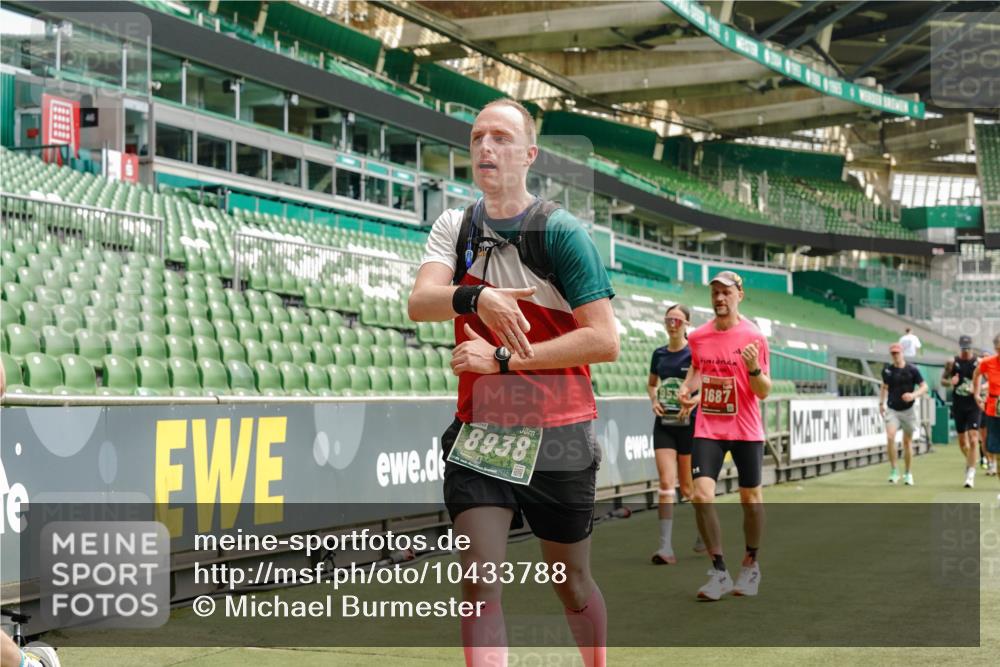 13.09.2026 - 21. swb-Marathon Bremen Michael Burmester http://msf.ph/oto/10433788 13.09.2026 13:05:01 Laufen im Stadion 178, 209, 210, 244, 323, 394, 534, 536, 565, 647, 725, 881, 891, 900, 1073, 1239, 1243, 1307, 1308, 1343, 1373, 1380, 1456, 1479, 1627, 1649, 1653, 1656, 1687, 1780, 1914, 1932, 1941, 2023, 2089, 2126, 2223, 2241, 2244, 2265, 2301, 2310, 2369, 2430, 2452, 2464, 2602, 2723, 2742, 2764, 2851, 2867, 2872, 2891, 2910, 2919, 2957, 2959, 2985, 3028, 3030, 3115, 3217, 3278, 3320, 3343, 3419, 3425, 3444, 3454, 3485, 3521, 3579, 3796, 3909, 242 meine-sportfotos.de