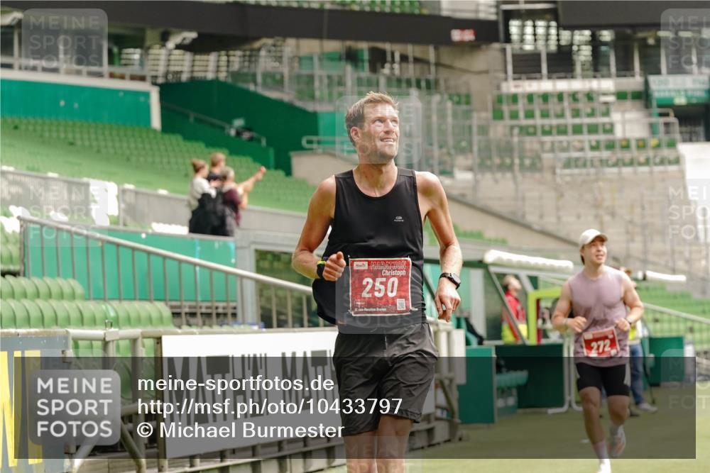 13.09.2026 - 21. swb-Marathon Bremen Michael Burmester http://msf.ph/oto/10433797 13.09.2026 12:34:25 Laufen im Stadion 250, 272, 299, 525, 919, 1089, 1212, 2072, 5428, 7741, 417, 573, 1168, 1214, 1357, 1453, 1639, 4474, 5212, 6485, 6507, 8044, 8285 meine-sportfotos.de