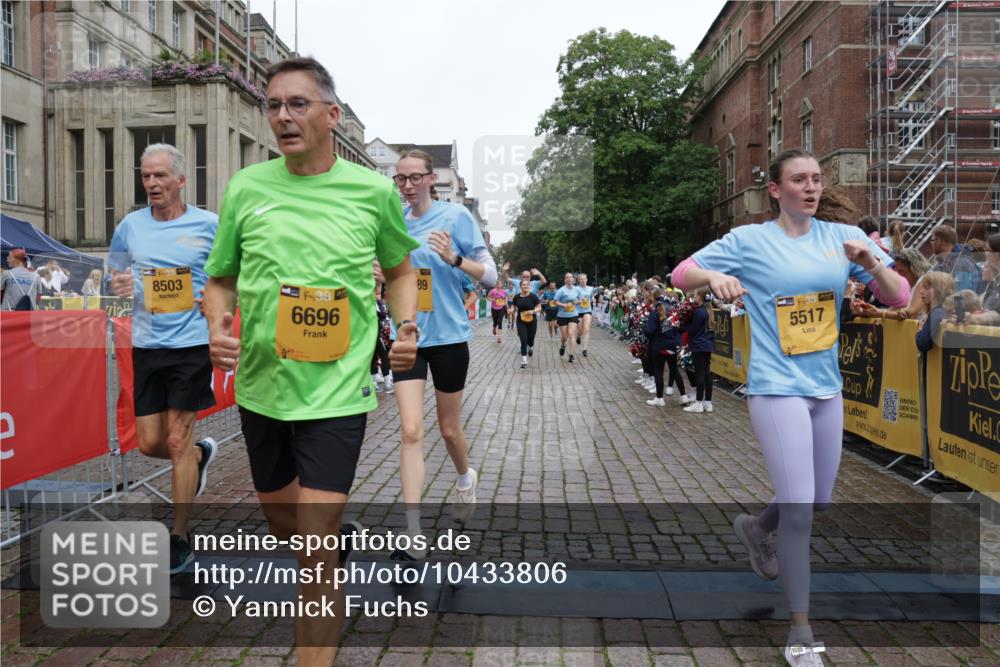 13.09.2026 - Kiel Lauf Yannick Fuchs http://msf.ph/oto/10433806 13.09.2026 09:47:35 Ziel 466, 591, 3192, 3373, 3629, 4011, 4479, 4480, 5517, 6072, 6639, 6696, 7767, 8503, 8540, 8777, 8833, 9528, 9634, 9936, 10789, 544, 1235, 1324, 2587, 2870, 5167, 5217, 5351, 6575, 7461, 8231, 8524, 9091, 10009, 10076, 10224, 10555, 10742, 10744, 11862, 11964, 12635, 218, 390, 1743, 2241, 2755, 3735, 3812, 4103, 4225, 4365, 4400, 4460, 4952, 5215, 6078, 6942, 8096, 9697, 10823, 11396, 11654, 12007, 12099, 12167, 12393, 1402, 2759, 2779 meine-sportfotos.de