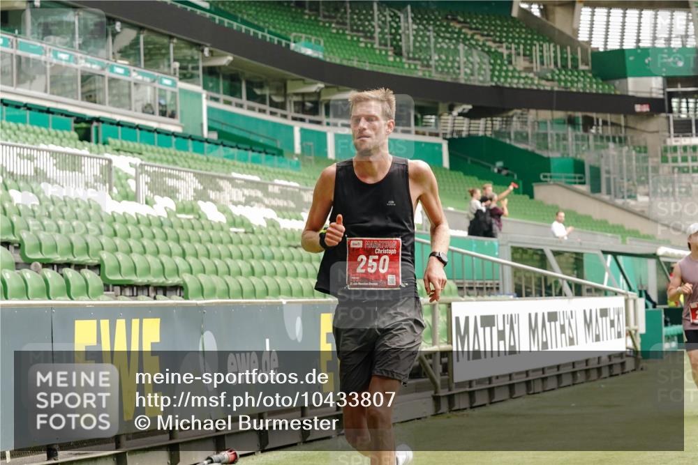 13.09.2026 - 21. swb-Marathon Bremen Michael Burmester http://msf.ph/oto/10433807 13.09.2026 12:34:26 Laufen im Stadion 250, 272, 299, 525, 919, 1089, 1212, 2072, 5428, 7741, 417, 573, 1168, 1214, 1357, 1453, 1639, 4474, 5212, 6485, 6507, 8044, 8285 meine-sportfotos.de