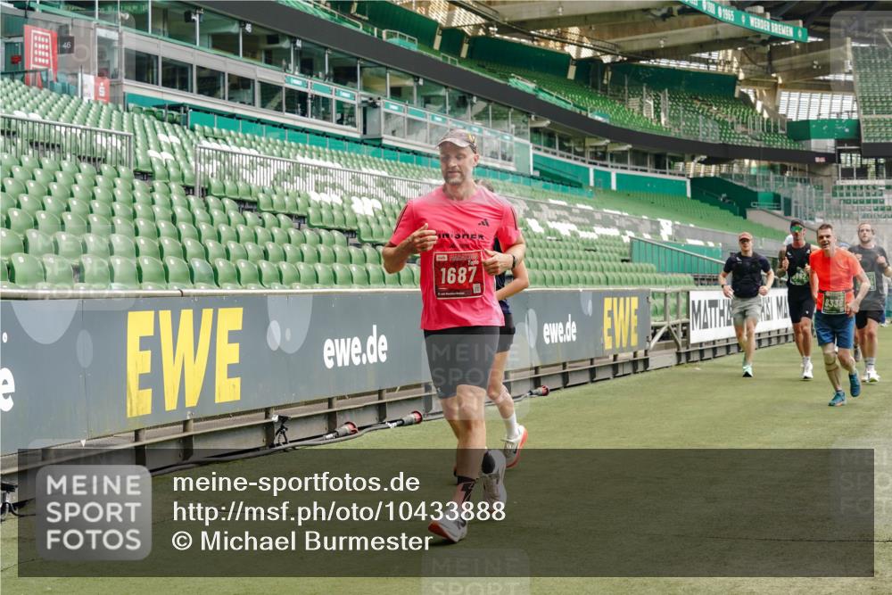 13.09.2026 - 21. swb-Marathon Bremen Michael Burmester http://msf.ph/oto/10433888 13.09.2026 13:05:03 Laufen im Stadion 178, 209, 210, 244, 323, 394, 534, 536, 565, 647, 725, 881, 891, 900, 1073, 1239, 1243, 1307, 1308, 1343, 1373, 1380, 1456, 1479, 1627, 1649, 1653, 1656, 1687, 1780, 1914, 1932, 1941, 2023, 2089, 2126, 2223, 2241, 2244, 2265, 2301, 2310, 2369, 2430, 2452, 2464, 2602, 2723, 2742, 2764, 2851, 2867, 2872, 2891, 2910, 2919, 2957, 2959, 2985, 3028, 3030, 3115, 3217, 3278, 3320, 3343, 3419, 3425, 3444, 3454, 3485, 3521, 3579, 3796, 3909, 242 meine-sportfotos.de