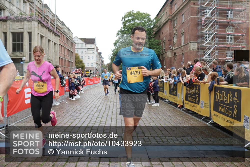 13.09.2026 - Kiel Lauf Yannick Fuchs http://msf.ph/oto/10433923 13.09.2026 09:47:41 Ziel 390, 466, 591, 3373, 4011, 4103, 4400, 4479, 4480, 4952, 5517, 6078, 6696, 7767, 8503, 8833, 9528, 9697, 10789, 12099, 544, 591, 1235, 1324, 2587, 2870, 3192, 3629, 5167, 6072, 6575, 6639, 7461, 8231, 8524, 8540, 8777, 9091, 9634, 9936, 10076, 10224, 10555, 10742, 10744, 11862, 11964, 12635, 122, 218, 1743, 2241, 2755, 3735, 3812, 4225, 4288, 4365, 4460, 4710, 5215, 6809, 6942, 7258, 8096, 9694, 10823, 11396, 11654, 12007, 12167, 12393, 2759, 7461 meine-sportfotos.de
