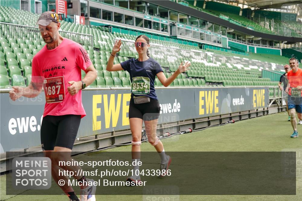 13.09.2026 - 21. swb-Marathon Bremen Michael Burmester http://msf.ph/oto/10433986 13.09.2026 13:05:04 Laufen im Stadion 178, 209, 210, 217, 244, 323, 394, 534, 536, 565, 647, 725, 881, 891, 900, 1073, 1239, 1243, 1307, 1308, 1343, 1373, 1380, 1456, 1479, 1533, 1627, 1649, 1653, 1656, 1687, 1780, 1914, 1932, 1941, 2023, 2089, 2126, 2241, 2244, 2265, 2301, 2310, 2369, 2430, 2452, 2464, 2602, 2723, 2742, 2764, 2851, 2867, 2872, 2891, 2910, 2919, 2957, 2959, 2985, 3028, 3030, 3115, 3217, 3278, 3320, 3343, 3419, 3425, 3444, 3454, 3485, 3521, 3579, 3796, 3909, 242 meine-sportfotos.de