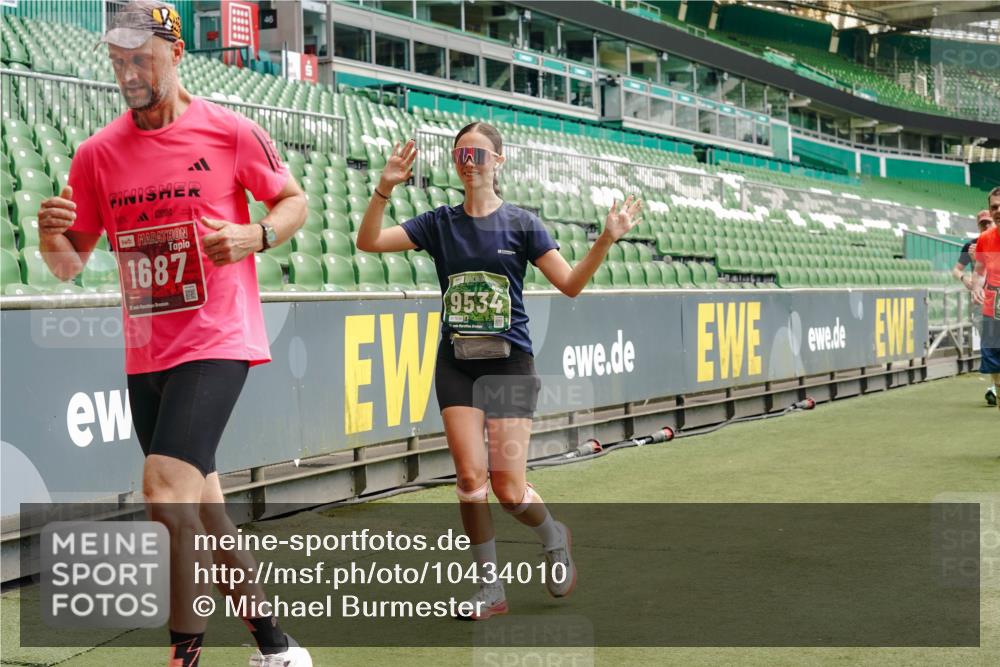 13.09.2026 - 21. swb-Marathon Bremen Michael Burmester http://msf.ph/oto/10434010 13.09.2026 13:05:04 Laufen im Stadion 178, 209, 210, 217, 244, 323, 394, 534, 536, 565, 647, 725, 881, 891, 900, 1073, 1239, 1243, 1307, 1308, 1343, 1373, 1380, 1456, 1479, 1533, 1627, 1649, 1653, 1656, 1687, 1780, 1914, 1932, 1941, 2023, 2089, 2126, 2241, 2244, 2265, 2301, 2310, 2369, 2430, 2452, 2464, 2602, 2723, 2742, 2764, 2851, 2867, 2872, 2891, 2910, 2919, 2957, 2959, 2985, 3028, 3030, 3115, 3217, 3278, 3320, 3343, 3419, 3425, 3444, 3454, 3485, 3521, 3579, 3796, 3909, 242 meine-sportfotos.de