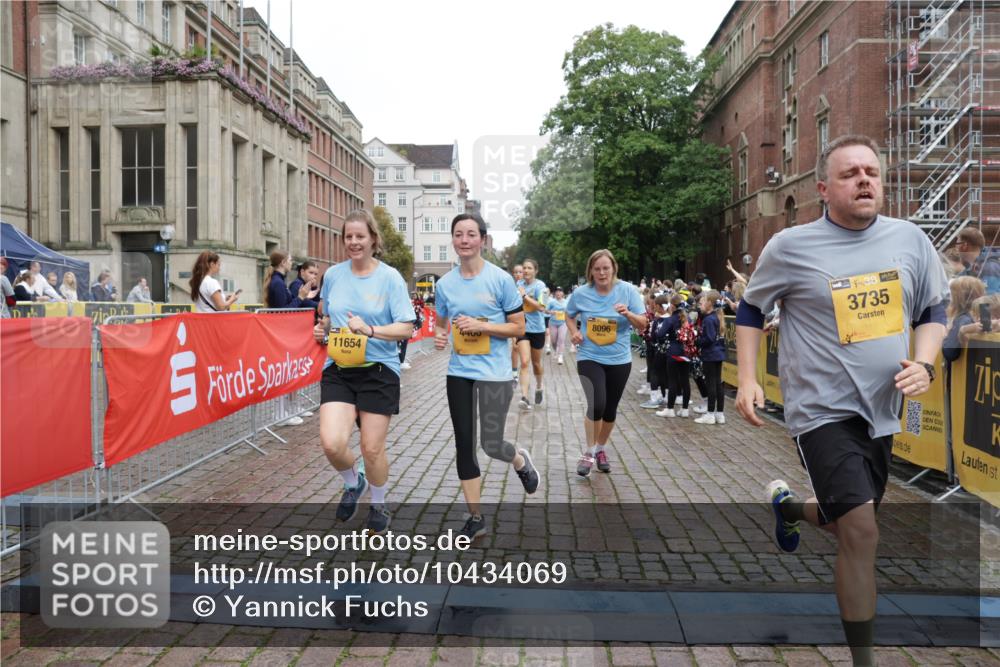 13.09.2026 - Kiel Lauf Yannick Fuchs http://msf.ph/oto/10434069 13.09.2026 09:47:50 Ziel 218, 390, 1743, 2241, 2755, 3735, 3812, 4103, 4225, 4365, 4400, 4460, 4952, 5215, 6078, 6942, 8096, 9697, 10823, 11396, 11654, 12007, 12099, 12167, 12393, 466, 544, 591, 1324, 2870, 3192, 3373, 3629, 4011, 4479, 4480, 5517, 6072, 6575, 6639, 6696, 7767, 8231, 8503, 8540, 8777, 8833, 9528, 9634, 9936, 10555, 10789, 122, 366, 872, 1227, 1713, 4288, 4467, 4710, 6242, 6809, 7070, 7258, 7481, 8080, 9694, 1235, 2587, 5167, 7461, 8524, 9091, 10076, 10555 meine-sportfotos.de