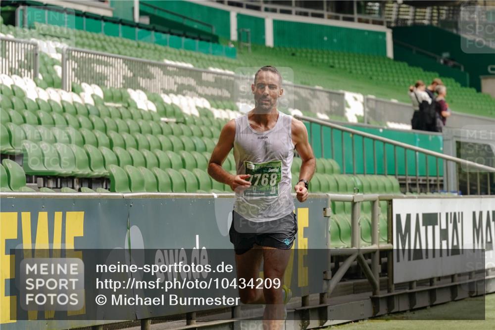 13.09.2026 - 21. swb-Marathon Bremen Michael Burmester http://msf.ph/oto/10434209 13.09.2026 12:35:41 Laufen im Stadion 250, 272, 365, 850, 1089, 1288, 1550, 1875, 1993, 4232, 7692, 8075, 13033, 417, 482, 573, 668, 943, 1020, 1126, 1507, 1606, 1629, 2100, 4474, 6507, 8044, 8285 meine-sportfotos.de