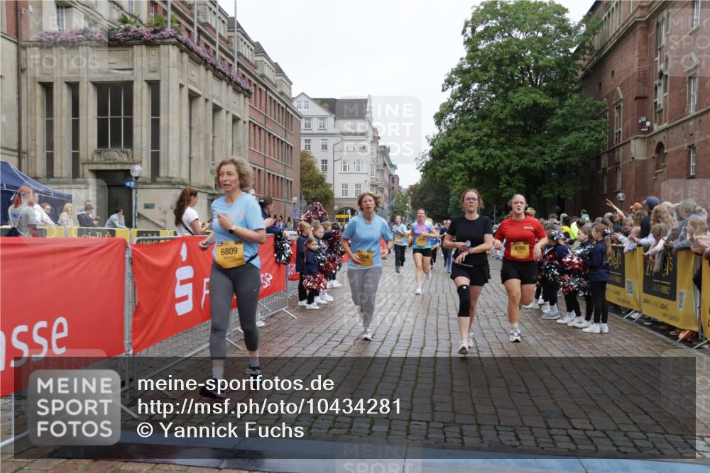 13.09.2026 - Kiel Lauf Yannick Fuchs http://msf.ph/oto/10434281 13.09.2026 09:48:00 Ziel 122, 218, 366, 1713, 1743, 2241, 2755, 3812, 4225, 4288, 4467, 4710, 5215, 6242, 6809, 6942, 7258, 9694, 10823, 11396, 12007, 12167, 12393, 390, 466, 591, 1743, 3192, 3373, 3629, 3735, 4011, 4103, 4365, 4400, 4460, 4479, 4480, 4952, 5517, 6072, 6078, 6639, 6696, 7767, 8096, 8503, 8540, 8777, 8833, 9528, 9634, 9697, 9936, 10789, 11396, 11654, 12099, 872, 1047, 1227, 1976, 2656, 2671, 2970, 4219, 5185, 5825, 6464, 7070, 7247, 7481, 8080, 9755, 10200, 10555 meine-sportfotos.de