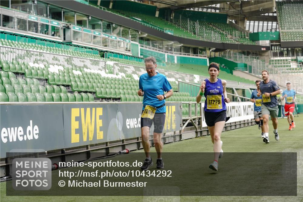 13.09.2026 - 21. swb-Marathon Bremen Michael Burmester http://msf.ph/oto/10434292 13.09.2026 10:24:53 Laufen im Stadion 10143, 10235, 10312, 10328, 10336, 10337, 10341, 10346, 10358, 10456, 10520, 10592, 10593, 10618, 10632, 10775, 10782, 10816, 10861, 10972, 10988, 11020, 11042, 11108, 11143, 11201, 11265, 11312, 11373, 11375, 11426, 11442, 11447, 11468, 11527, 11607, 11615, 11628, 11630, 11632, 11704, 11758, 11779, 11826, 11895, 11903, 11948, 12144, 12246, 12281, 12404, 12406, 12426, 12442, 12468, 12469, 12477, 12525, 13520, 13566, 13580, 13585, 13586 meine-sportfotos.de