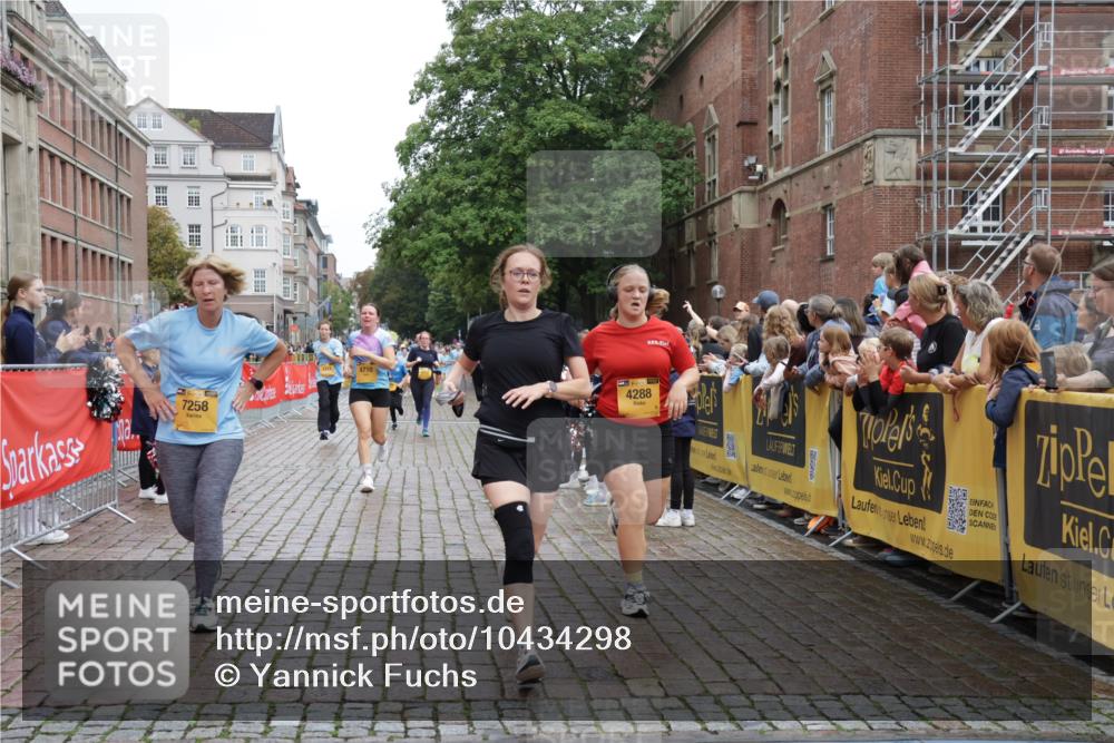 13.09.2026 - Kiel Lauf Yannick Fuchs http://msf.ph/oto/10434298 13.09.2026 09:48:00 Ziel 122, 218, 366, 1713, 1743, 2241, 2755, 3812, 4225, 4288, 4467, 4710, 5215, 6242, 6809, 6942, 7258, 9694, 10823, 11396, 12007, 12167, 12393, 390, 466, 591, 1743, 3192, 3373, 3629, 3735, 4011, 4103, 4365, 4400, 4460, 4479, 4480, 4952, 5517, 6072, 6078, 6639, 6696, 7767, 8096, 8503, 8540, 8777, 8833, 9528, 9634, 9697, 9936, 10789, 11396, 11654, 12099, 872, 1047, 1227, 1976, 2656, 2671, 2970, 4219, 5185, 5825, 6464, 7070, 7247, 7481, 8080, 9755, 10200, 10555 meine-sportfotos.de