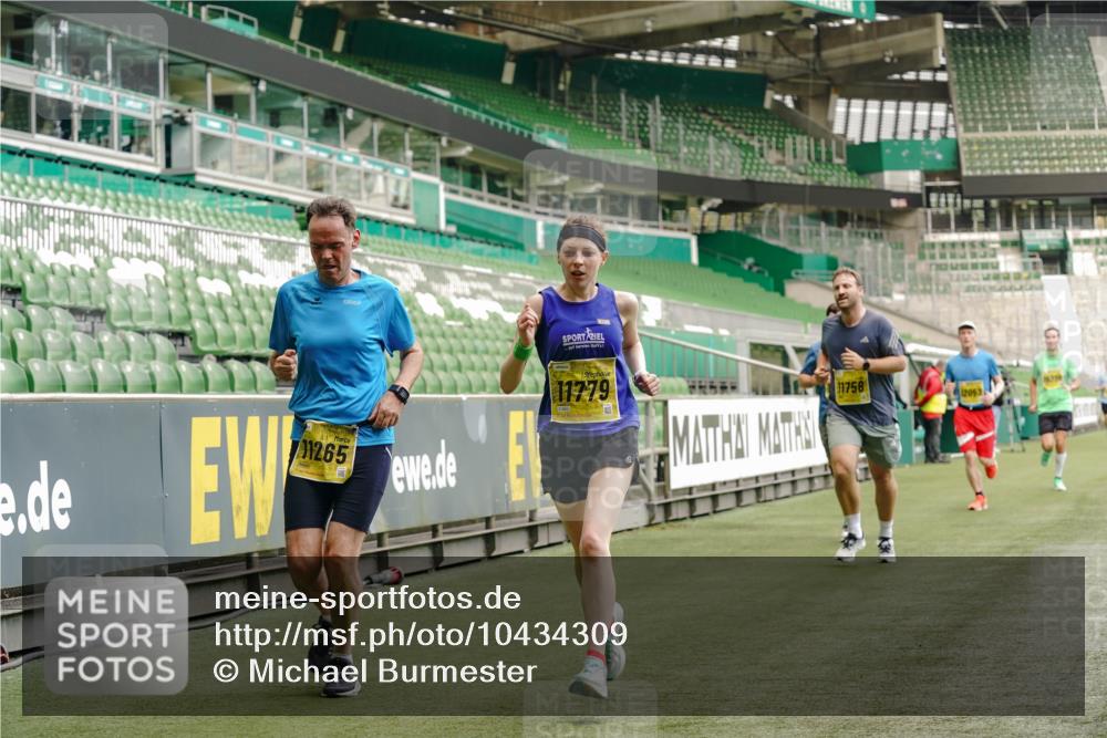 13.09.2026 - 21. swb-Marathon Bremen Michael Burmester http://msf.ph/oto/10434309 13.09.2026 10:24:53 Laufen im Stadion 10143, 10235, 10312, 10328, 10336, 10337, 10341, 10346, 10358, 10456, 10520, 10592, 10593, 10618, 10632, 10775, 10782, 10816, 10861, 10972, 10988, 11020, 11042, 11108, 11143, 11201, 11265, 11312, 11373, 11375, 11426, 11442, 11447, 11468, 11527, 11607, 11615, 11628, 11630, 11632, 11704, 11758, 11779, 11826, 11895, 11903, 11948, 12144, 12246, 12281, 12404, 12406, 12426, 12442, 12468, 12469, 12477, 12525, 13520, 13566, 13580, 13585, 13586 meine-sportfotos.de