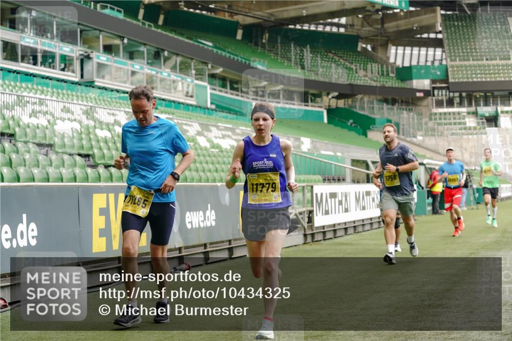 13.09.2026 - 21. swb-Marathon Bremen Michael Burmester http://msf.ph/oto/10434325 13.09.2026 10:24:53 Laufen im Stadion 10143, 10235, 10312, 10328, 10336, 10337, 10341, 10346, 10358, 10456, 10520, 10592, 10593, 10618, 10632, 10775, 10782, 10816, 10861, 10972, 10988, 11020, 11042, 11108, 11143, 11201, 11265, 11312, 11373, 11375, 11426, 11442, 11447, 11468, 11527, 11607, 11615, 11628, 11630, 11632, 11704, 11758, 11779, 11826, 11895, 11903, 11948, 12144, 12246, 12281, 12404, 12406, 12426, 12442, 12468, 12469, 12477, 12525, 13520, 13566, 13580, 13585, 13586 meine-sportfotos.de