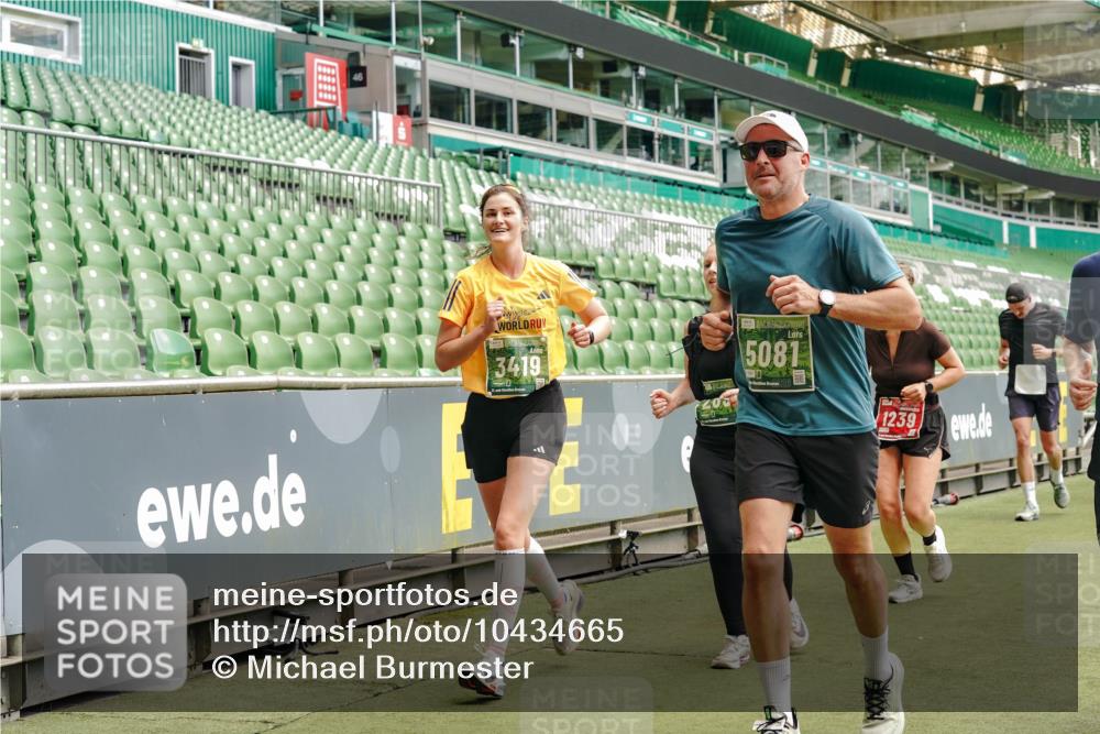 13.09.2026 - 21. swb-Marathon Bremen Michael Burmester http://msf.ph/oto/10434665 13.09.2026 13:05:15 Laufen im Stadion 178, 209, 210, 217, 244, 323, 394, 534, 536, 565, 647, 881, 891, 900, 1073, 1239, 1243, 1274, 1307, 1308, 1343, 1373, 1380, 1456, 1479, 1533, 1581, 1627, 1653, 1656, 1687, 1780, 1914, 1932, 1941, 2023, 2076, 2089, 2126, 2241, 2244, 2265, 2301, 2310, 2369, 2430, 2452, 2464, 2602, 2723, 2742, 2764, 2851, 2867, 2872, 2891, 2910, 2919, 2957, 2959, 2985, 3028, 3030, 3115, 3217, 3278, 3320, 3343, 3419, 3425, 3444, 3454, 3485, 3521, 3579, 3796, 3909, 242 meine-sportfotos.de