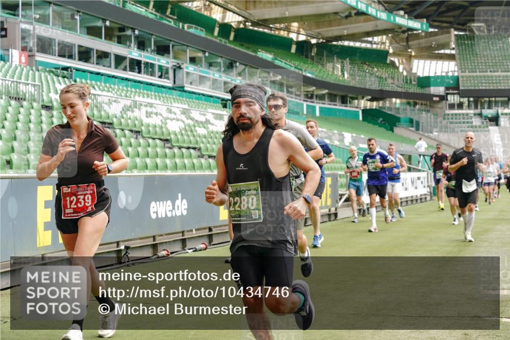 13.09.2026 - 21. swb-Marathon Bremen Michael Burmester http://msf.ph/oto/10434746 13.09.2026 13:05:16 Laufen im Stadion 178, 209, 210, 217, 244, 323, 394, 534, 536, 565, 647, 784, 881, 891, 900, 1073, 1239, 1243, 1274, 1307, 1308, 1343, 1373, 1380, 1456, 1479, 1533, 1581, 1627, 1653, 1656, 1687, 1780, 1914, 1932, 1941, 2023, 2076, 2089, 2126, 2241, 2244, 2265, 2301, 2310, 2369, 2430, 2452, 2464, 2602, 2723, 2742, 2764, 2851, 2867, 2872, 2891, 2910, 2919, 2957, 2959, 2985, 3028, 3030, 3115, 3217, 3278, 3320, 3343, 3419, 3425, 3444, 3454, 3485, 3521, 3796, 3909, 242 meine-sportfotos.de