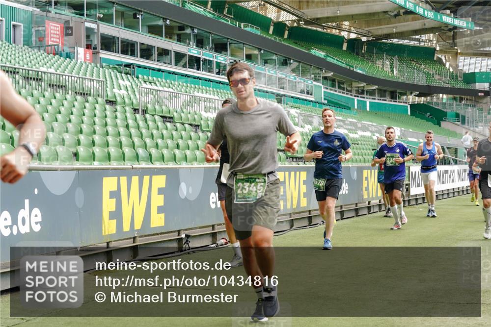 13.09.2026 - 21. swb-Marathon Bremen Michael Burmester http://msf.ph/oto/10434816 13.09.2026 13:05:17 Laufen im Stadion 178, 209, 217, 244, 323, 394, 534, 536, 565, 647, 784, 891, 900, 1073, 1239, 1243, 1274, 1307, 1308, 1343, 1373, 1380, 1456, 1479, 1533, 1581, 1627, 1653, 1656, 1687, 1780, 1914, 1932, 1941, 2023, 2076, 2089, 2126, 2241, 2244, 2265, 2301, 2310, 2369, 2393, 2430, 2452, 2464, 2602, 2723, 2742, 2764, 2851, 2867, 2872, 2891, 2910, 2919, 2957, 2959, 2985, 3028, 3030, 3115, 3217, 3278, 3320, 3343, 3419, 3425, 3444, 3454, 3485, 3521, 3796, 3909, 242 meine-sportfotos.de