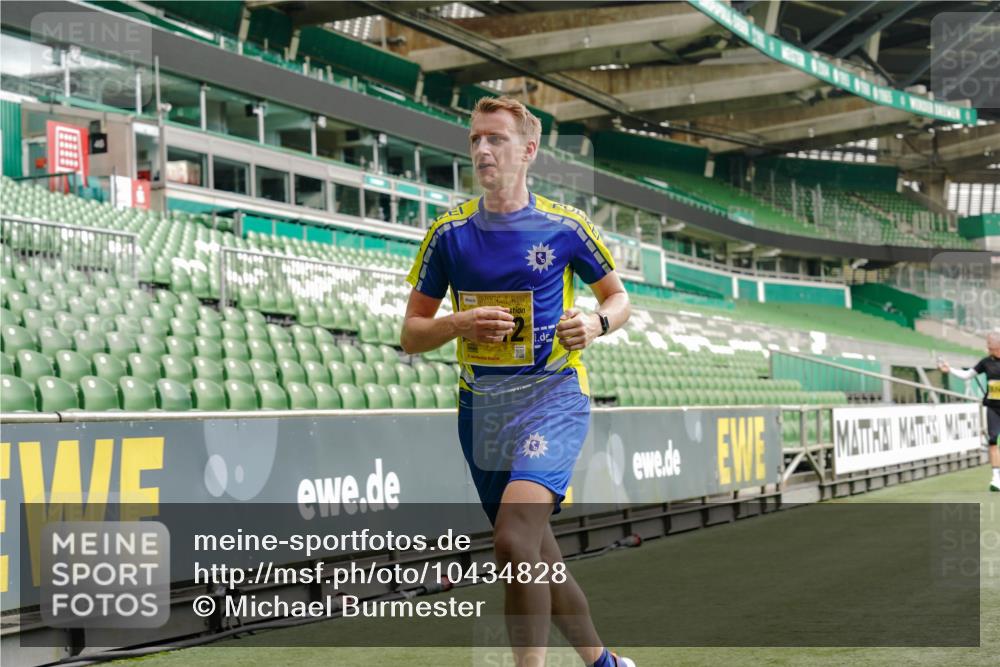 13.09.2026 - 21. swb-Marathon Bremen Michael Burmester http://msf.ph/oto/10434828 13.09.2026 10:25:20 Laufen im Stadion 10143, 10312, 10328, 10336, 10337, 10342, 10346, 10358, 10398, 10454, 10456, 10593, 10618, 10632, 10742, 10775, 10806, 10816, 10861, 10972, 10987, 10988, 11019, 11020, 11042, 11088, 11108, 11143, 11187, 11201, 11265, 11312, 11375, 11442, 11447, 11468, 11527, 11607, 11615, 11628, 11630, 11632, 11704, 11758, 11779, 11826, 11895, 11948, 12246, 12281, 12406, 12426, 12442, 12468, 12469, 12477, 12525, 13520, 13585, 13586 meine-sportfotos.de