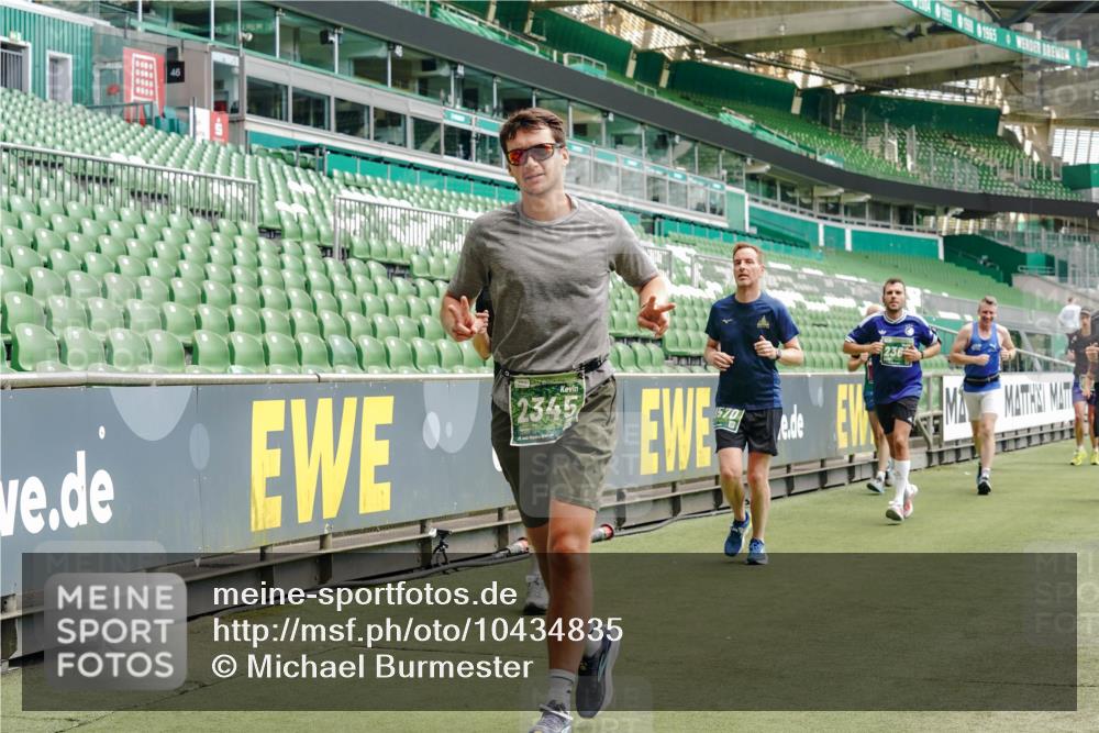 13.09.2026 - 21. swb-Marathon Bremen Michael Burmester http://msf.ph/oto/10434835 13.09.2026 13:05:17 Laufen im Stadion 178, 209, 217, 244, 323, 394, 534, 536, 565, 647, 784, 891, 900, 1073, 1239, 1243, 1274, 1307, 1308, 1343, 1373, 1380, 1456, 1479, 1533, 1581, 1627, 1653, 1656, 1687, 1780, 1914, 1932, 1941, 2023, 2076, 2089, 2126, 2241, 2244, 2265, 2301, 2310, 2369, 2393, 2430, 2452, 2464, 2602, 2723, 2742, 2764, 2851, 2867, 2872, 2891, 2910, 2919, 2957, 2959, 2985, 3028, 3030, 3115, 3217, 3278, 3320, 3343, 3419, 3425, 3444, 3454, 3485, 3521, 3796, 3909, 242 meine-sportfotos.de