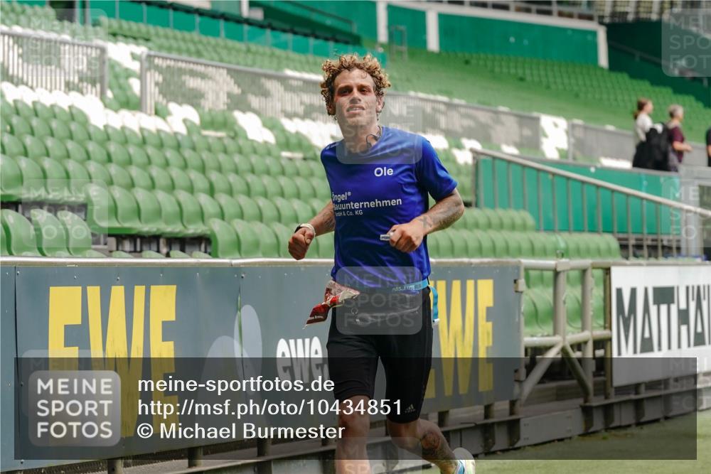 13.09.2026 - 21. swb-Marathon Bremen Michael Burmester http://msf.ph/oto/10434851 13.09.2026 12:37:09 Laufen im Stadion 365, 466, 658, 850, 1090, 1288, 1385, 1485, 1583, 1754, 1993, 2073, 2585, 3617, 7244, 7692, 7768, 8075, 8081, 8729, 13033, 299, 525, 919, 1089, 1212, 1606, 1629, 2072, 5428, 7741 meine-sportfotos.de