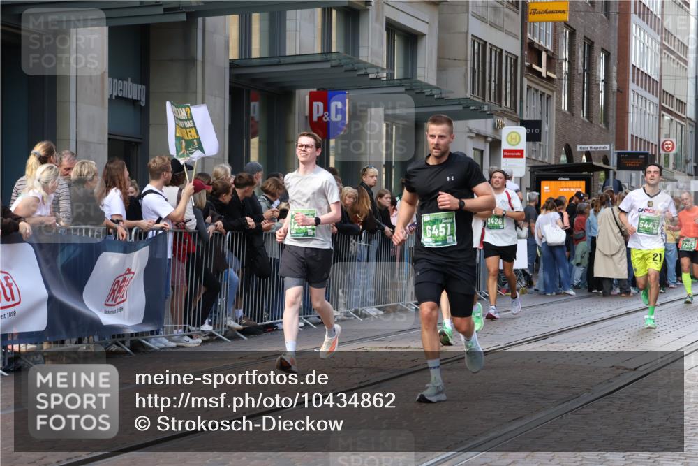 13.09.2026 - 21. swb-Marathon Bremen Strokosch-Dieckow http://msf.ph/oto/10434862 13.09.2026 13:13:32 Ziel 524, 670, 683, 1704, 1707, 1937, 2422, 2824, 3236, 3413, 5443, 5610, 6451, 7210, 7283, 7707, 9426, 9635, 9884, 13099, 280, 621, 779, 2130, 2360, 2401, 2767, 2882, 2962, 3566, 4582, 5345, 5769, 6038, 6394, 6407, 7493, 8197, 8464, 8477, 8568, 8840, 8963, 9442 meine-sportfotos.de
