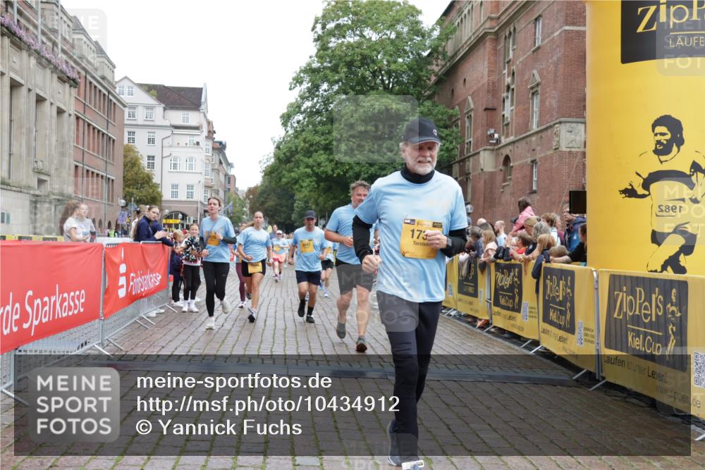 13.09.2026 - Kiel Lauf Yannick Fuchs http://msf.ph/oto/10434912 13.09.2026 09:48:39 Ziel 467, 1731, 2676, 3509, 3843, 5784, 6239, 7071, 7432, 7448, 8455, 9382, 9384, 10458, 10729, 11054, 11694, 872, 1047, 1227, 1493, 1976, 2656, 2671, 2943, 2970, 4219, 4350, 4467, 5185, 5518, 5825, 6464, 7070, 7247, 7481, 8080, 9755, 10200, 11954, 830, 1547, 2047, 2663, 2852, 2921, 3418, 3550, 4961, 6065, 6362, 6593, 9209, 9691, 10092, 10961, 11184, 11294, 12614, 122, 366, 1227, 1713, 4288, 4467, 4710, 6242, 6809, 7258, 9694 meine-sportfotos.de