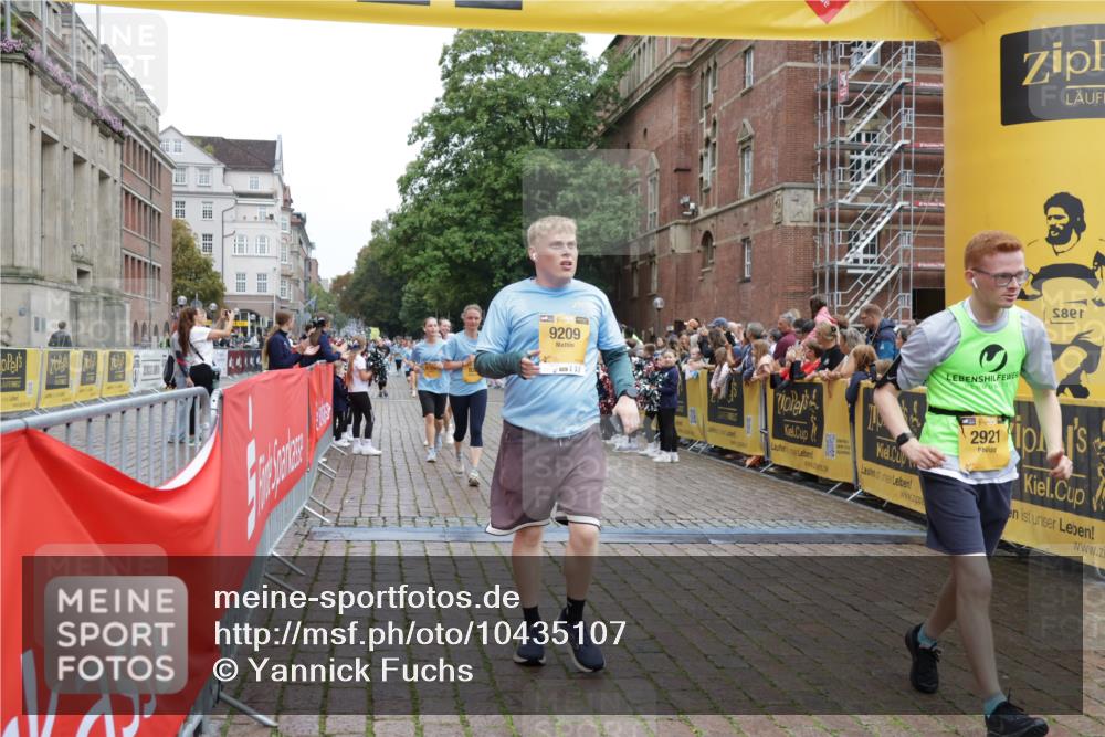 13.09.2026 - Kiel Lauf Yannick Fuchs http://msf.ph/oto/10435107 13.09.2026 09:48:54 Ziel 830, 1547, 2047, 2663, 2852, 2921, 3418, 3509, 3550, 4961, 6065, 6362, 6593, 9209, 9691, 10092, 10961, 11184, 11294, 12614, 467, 1493, 1731, 2676, 2943, 3509, 3843, 4350, 5185, 5518, 5784, 5825, 6239, 6464, 7071, 7432, 7448, 8455, 9382, 9384, 10458, 10729, 11054, 11694, 221, 1559, 1561, 2592, 2731, 2867, 3094, 4333, 6278, 8681, 8844, 9001, 9058, 9219, 10150, 11190, 11322, 11411, 11989, 11990, 1047, 1976, 2656, 2671, 2970, 5185, 7247 meine-sportfotos.de