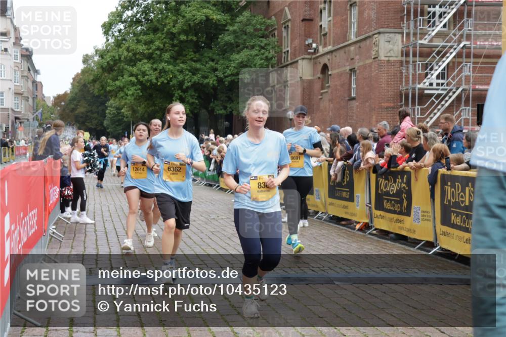 13.09.2026 - Kiel Lauf Yannick Fuchs http://msf.ph/oto/10435123 13.09.2026 09:48:56 Ziel 830, 1547, 2047, 2663, 2852, 2921, 3418, 3550, 4961, 6065, 6362, 6593, 8844, 9058, 9209, 9219, 9691, 10092, 11184, 11294, 12614, 467, 1493, 1731, 2676, 2943, 3509, 3843, 4350, 5518, 5784, 6239, 7071, 7432, 7448, 8455, 9382, 9384, 10458, 10729, 10961, 11054, 11694, 221, 1559, 1561, 2115, 2592, 2626, 2731, 2867, 3094, 4333, 6278, 8617, 8681, 9001, 10150, 11190, 11322, 11411, 11989, 11990, 1047, 1976, 2656, 2671, 2970, 4350, 5185, 5518, 7247 meine-sportfotos.de
