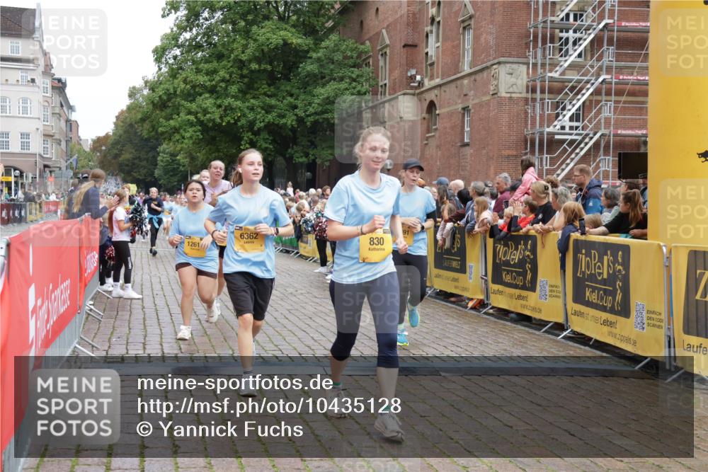 13.09.2026 - Kiel Lauf Yannick Fuchs http://msf.ph/oto/10435128 13.09.2026 09:48:56 Ziel 830, 1547, 2047, 2663, 2852, 2921, 3418, 3550, 4961, 6065, 6362, 6593, 8844, 9058, 9209, 9219, 9691, 10092, 11184, 11294, 12614, 467, 1493, 1731, 2676, 2943, 3509, 3843, 4350, 5518, 5784, 6239, 7071, 7432, 7448, 8455, 9382, 9384, 10458, 10729, 10961, 11054, 11694, 221, 1559, 1561, 2115, 2592, 2626, 2731, 2867, 3094, 4333, 6278, 8617, 8681, 9001, 10150, 11190, 11322, 11411, 11989, 11990, 1047, 1976, 2656, 2671, 2970, 4350, 5185, 5518, 7247 meine-sportfotos.de