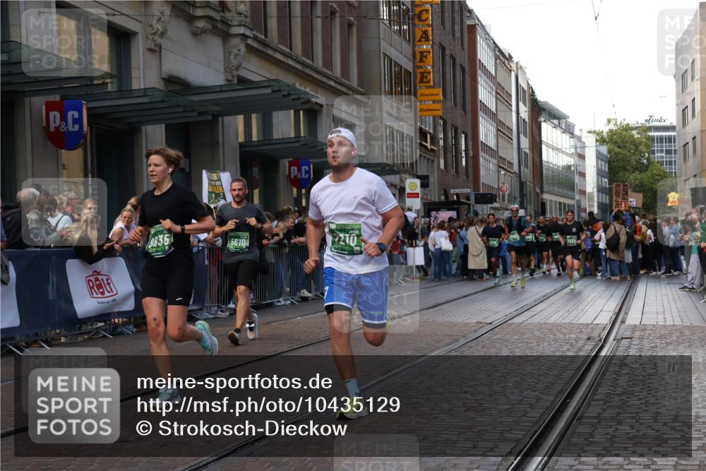 13.09.2026 - 21. swb-Marathon Bremen Strokosch-Dieckow http://msf.ph/oto/10435129 13.09.2026 13:13:41 Ziel 524, 670, 683, 1433, 1613, 1704, 1707, 1937, 2422, 2701, 2824, 3236, 5443, 5593, 5610, 6145, 6451, 7029, 7210, 7283, 7435, 7963, 8118, 8886, 9426, 9635, 9884, 10105, 779, 2130, 2360, 2401, 2767, 2882, 3413, 6407, 7493, 7707, 8477, 8568, 8840, 8963, 9442, 9884, 13099 meine-sportfotos.de