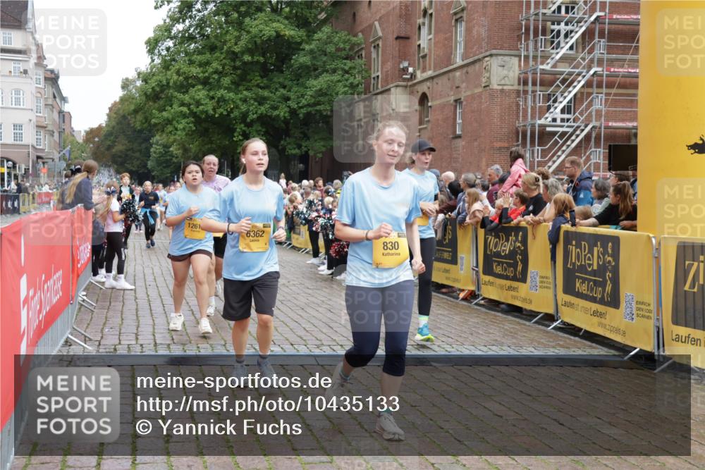 13.09.2026 - Kiel Lauf Yannick Fuchs http://msf.ph/oto/10435133 13.09.2026 09:48:56 Ziel 830, 1547, 2047, 2663, 2852, 2921, 3418, 3550, 4961, 6065, 6362, 6593, 8844, 9058, 9209, 9219, 9691, 10092, 11184, 11294, 12614, 467, 1493, 1731, 2676, 2943, 3509, 3843, 4350, 5518, 5784, 6239, 7071, 7432, 7448, 8455, 9382, 9384, 10458, 10729, 10961, 11054, 11694, 221, 1559, 1561, 2115, 2592, 2626, 2731, 2867, 3094, 4333, 6278, 8617, 8681, 9001, 10150, 11190, 11322, 11411, 11989, 11990, 1047, 1976, 2656, 2671, 2970, 4350, 5185, 5518, 7247 meine-sportfotos.de