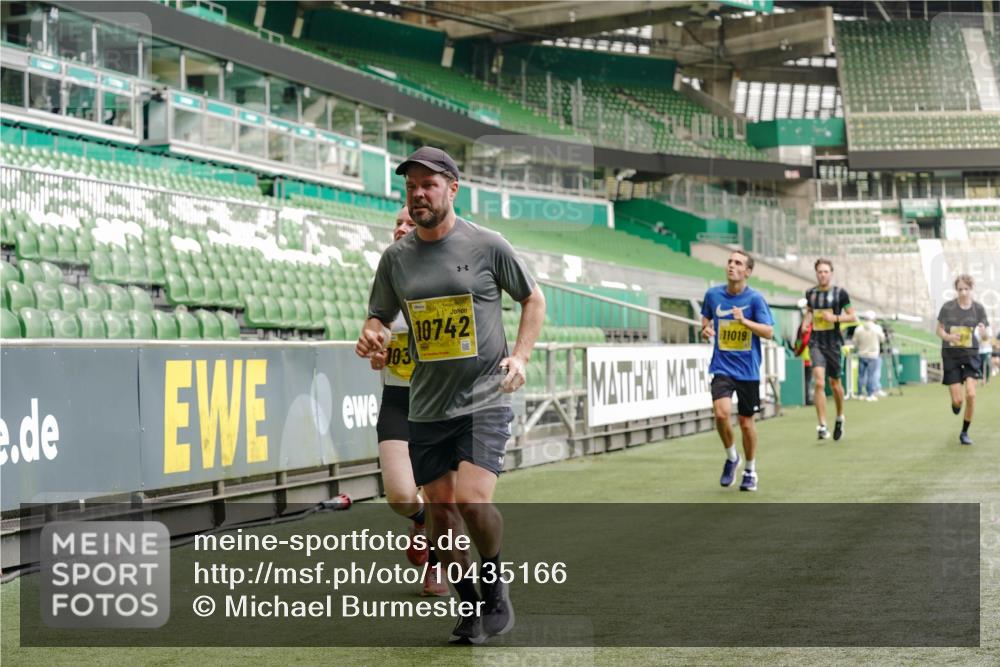 13.09.2026 - 21. swb-Marathon Bremen Michael Burmester http://msf.ph/oto/10435166 13.09.2026 10:25:32 Laufen im Stadion 10143, 10228, 10312, 10328, 10336, 10337, 10342, 10346, 10358, 10398, 10447, 10454, 10456, 10593, 10618, 10632, 10735, 10742, 10775, 10806, 10816, 10861, 10866, 10972, 10987, 10988, 11015, 11019, 11020, 11088, 11108, 11143, 11155, 11187, 11199, 11209, 11232, 11265, 11312, 11375, 11442, 11447, 11468, 11527, 11607, 11615, 11630, 11632, 11704, 11758, 11779, 11826, 11895, 11948, 12246, 12281, 12406, 12426, 12442, 12525, 13520, 13585, 13586 meine-sportfotos.de