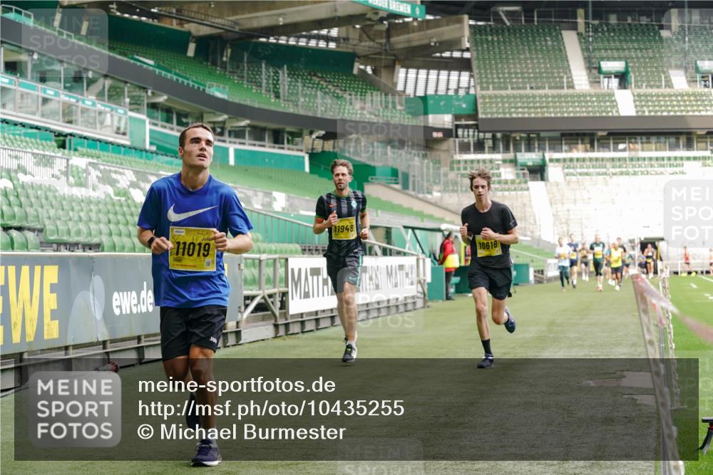 13.09.2026 - 21. swb-Marathon Bremen Michael Burmester http://msf.ph/oto/10435255 13.09.2026 10:25:35 Laufen im Stadion 10143, 10210, 10228, 10312, 10328, 10336, 10337, 10342, 10346, 10358, 10398, 10447, 10454, 10456, 10593, 10632, 10735, 10742, 10775, 10806, 10816, 10861, 10866, 10972, 10987, 10988, 11015, 11019, 11020, 11088, 11108, 11143, 11155, 11187, 11199, 11209, 11232, 11265, 11312, 11375, 11442, 11447, 11468, 11527, 11607, 11615, 11630, 11632, 11704, 11758, 11779, 11826, 11895, 11948, 12246, 12281, 12406, 12426, 12442, 12525, 13520, 13585 meine-sportfotos.de
