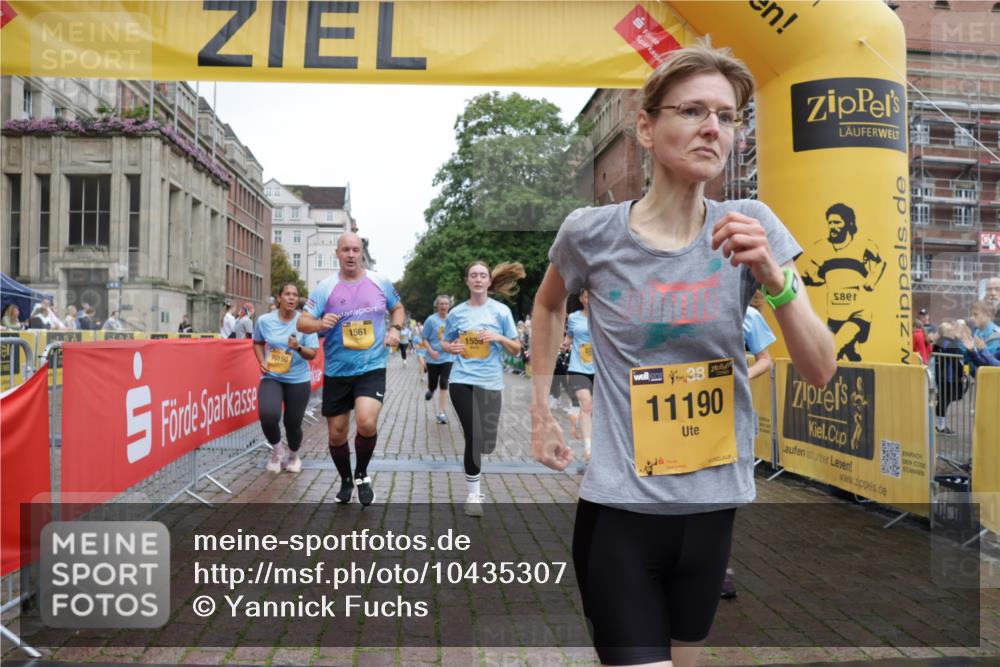 13.09.2026 - Kiel Lauf Yannick Fuchs http://msf.ph/oto/10435307 13.09.2026 09:49:12 Ziel 221, 1559, 1561, 2115, 2592, 2626, 2731, 2867, 3094, 4173, 4333, 6278, 8617, 8681, 9001, 10150, 11190, 11322, 11411, 11989, 11990, 467, 830, 1547, 2047, 2663, 2676, 2852, 2921, 3418, 3509, 3550, 3843, 4961, 5784, 6065, 6239, 6362, 6593, 7071, 7432, 7448, 8844, 9058, 9209, 9219, 9382, 9384, 9691, 10092, 10458, 10729, 10961, 11054, 11184, 11294, 11411, 11694, 12614, 784, 2065, 2327, 2919, 3785, 4363, 4364, 4376, 4711, 4962, 5404, 8869, 10145, 12492, 12632, 467, 1731, 7071 meine-sportfotos.de