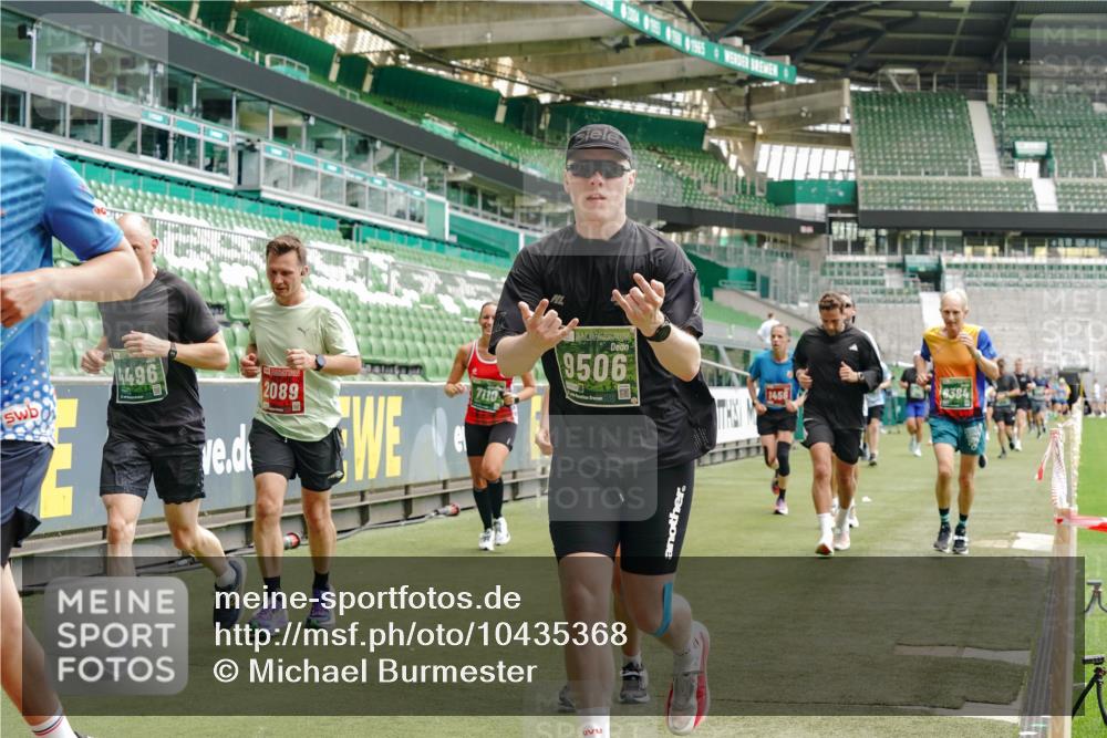 13.09.2026 - 21. swb-Marathon Bremen Michael Burmester http://msf.ph/oto/10435368 13.09.2026 13:05:25 Laufen im Stadion 178, 209, 217, 244, 323, 394, 430, 454, 534, 536, 565, 647, 784, 891, 900, 1073, 1239, 1243, 1274, 1307, 1308, 1373, 1380, 1456, 1533, 1581, 1627, 1653, 1656, 1687, 1780, 1914, 1932, 1941, 2023, 2076, 2089, 2126, 2241, 2244, 2265, 2301, 2310, 2355, 2369, 2393, 2430, 2452, 2464, 2602, 2723, 2742, 2764, 2867, 2872, 2891, 2910, 2919, 2957, 2959, 2985, 3028, 3030, 3115, 3217, 3278, 3320, 3343, 3419, 3425, 3444, 3485, 3521, 3796, 3909, 242 meine-sportfotos.de