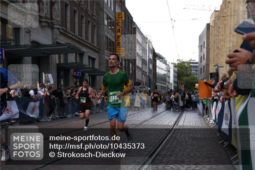 13.09.2026 - 21. swb-Marathon Bremen Strokosch-Dieckow http://msf.ph/oto/10435373 13.09.2026 13:13:50 Ziel 107, 235, 670, 1433, 1542, 1613, 1998, 2043, 2084, 2203, 2701, 2824, 2913, 2922, 4728, 5593, 5610, 5986, 6145, 7029, 7435, 7591, 7659, 7963, 8118, 8886, 8919, 9426, 9635, 9783, 10105, 524, 670, 683, 1704, 1707, 1937, 2401, 2422, 2767, 2882, 3236, 3413, 5443, 6451, 7210, 7283, 7493, 7707, 8840, 9442, 9635, 9884, 13099 meine-sportfotos.de