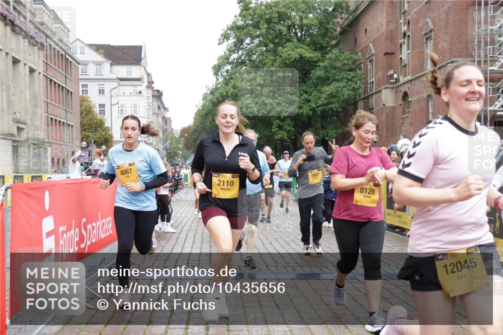 13.09.2026 - Kiel Lauf Yannick Fuchs http://msf.ph/oto/10435656 13.09.2026 09:49:46 Ziel 2066, 2110, 2366, 2976, 3571, 3687, 4067, 4125, 6359, 6658, 7606, 7641, 7884, 8128, 9944, 10105, 10159, 10229, 10565, 10990, 11973, 12045, 12560, 12749, 784, 2065, 2115, 2327, 2626, 2731, 2919, 3094, 3785, 4173, 4363, 4364, 4376, 4711, 4962, 5404, 8617, 8681, 8869, 10145, 11989, 11990, 12492, 12632, 639, 951, 1033, 1796, 3042, 3602, 3914, 4856, 5791, 6706, 6707, 7142, 7937, 8584, 8585, 8589, 8790, 8890, 9122, 9780, 10074, 10178, 12047, 12462 meine-sportfotos.de