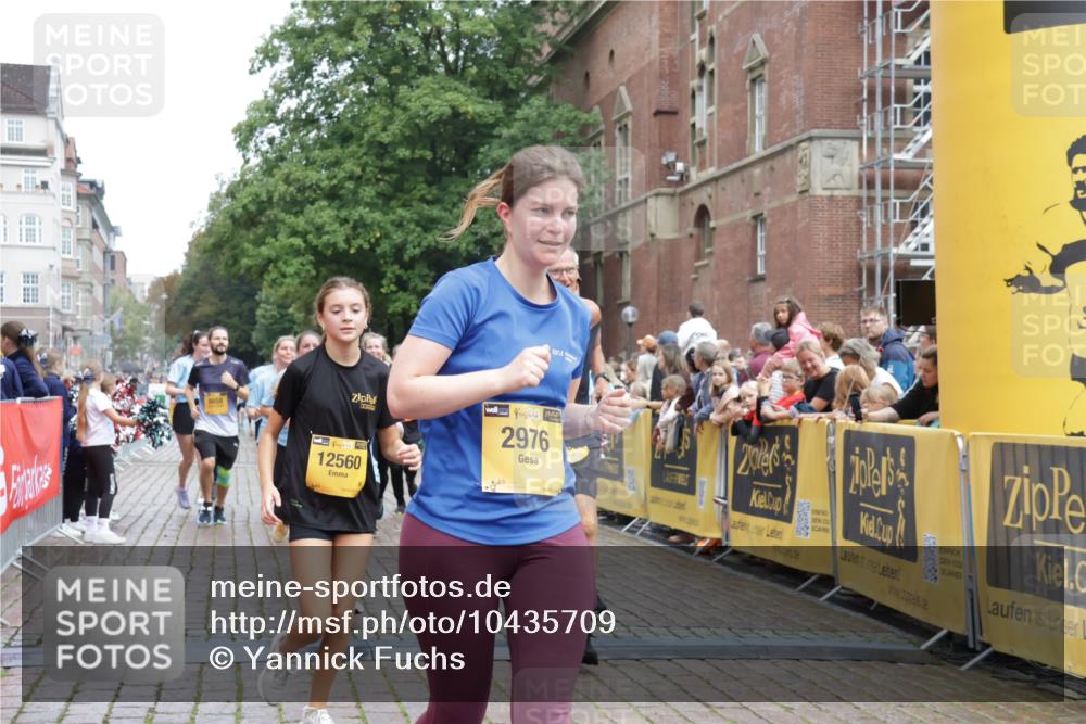 13.09.2026 - Kiel Lauf Yannick Fuchs http://msf.ph/oto/10435709 13.09.2026 09:49:49 Ziel 2066, 2110, 2366, 2976, 3571, 3687, 4067, 4125, 6359, 6658, 6706, 6707, 7606, 7641, 7884, 7937, 8128, 10105, 10159, 10229, 10565, 10990, 11973, 12045, 12047, 12560, 12749, 784, 2065, 2115, 2327, 2626, 2731, 2919, 3785, 4173, 4363, 4364, 4376, 4711, 4962, 5404, 8617, 8869, 9944, 10145, 11973, 11989, 11990, 12492, 12632, 639, 951, 1033, 1796, 3042, 3602, 3914, 4856, 5619, 5791, 7142, 8584, 8585, 8589, 8790, 8890, 9122, 9780, 10074, 10108, 10178, 10487, 10491, 12462 meine-sportfotos.de