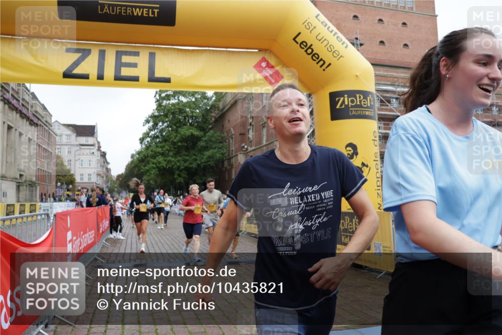 13.09.2026 - Kiel Lauf Yannick Fuchs http://msf.ph/oto/10435821 13.09.2026 09:49:55 Ziel 1033, 2066, 3571, 3914, 4125, 5791, 6359, 6658, 6706, 6707, 7606, 7884, 7937, 9122, 10105, 10178, 10229, 10565, 10990, 12047, 12462, 12560, 12749, 2065, 2110, 2327, 2366, 2919, 2976, 3687, 3785, 4067, 4363, 4376, 4711, 5404, 7641, 8128, 8869, 9944, 10145, 10159, 11973, 12045, 12492, 12632, 639, 951, 1366, 1796, 3042, 3602, 4856, 5535, 5619, 7142, 7864, 8042, 8584, 8585, 8589, 8790, 8890, 9683, 9780, 9793, 10074, 10108, 10487, 10491, 10548, 2919 meine-sportfotos.de