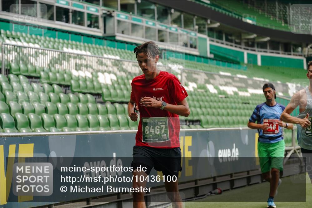 13.09.2026 - 21. swb-Marathon Bremen Michael Burmester http://msf.ph/oto/10436100 13.09.2026 12:38:42 Laufen im Stadion 277, 346, 466, 658, 807, 895, 901, 1090, 1118, 1248, 1320, 1323, 1472, 1576, 1587, 1604, 1717, 1751, 1754, 1758, 1795, 1800, 1911, 2049, 2099, 2141, 2352, 2585, 2670, 3080, 3606, 5160, 5163, 5912, 6112, 7650, 8077, 8081, 8467, 9399, 9522, 9617, 250, 272, 919, 1089, 1550, 1875, 1993, 4232, 7692, 13033 meine-sportfotos.de