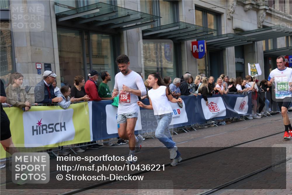 13.09.2026 - 21. swb-Marathon Bremen Strokosch-Dieckow http://msf.ph/oto/10436221 13.09.2026 13:14:22 Ziel 199, 376, 615, 616, 889, 1043, 1125, 1455, 1492, 1748, 1814, 2251, 2847, 2971, 2997, 3012, 3057, 3085, 3175, 3206, 3821, 3834, 4097, 4226, 4246, 4569, 4586, 4685, 5239, 5315, 5649, 5794, 5962, 6130, 6472, 6506, 7117, 7251, 7782, 7826, 8366, 8409, 9242, 9868, 10016, 107, 235, 469, 1125, 1433, 1542, 1613, 1998, 2043, 2084, 2203, 2701, 2824, 2913, 2922, 3545, 4452, 4728, 5593, 5610, 5836, 5986, 6130, 6145, 7029, 7435, 7591, 7659, 7963, 8118, 8886, 8919, 9783, 10105 meine-sportfotos.de