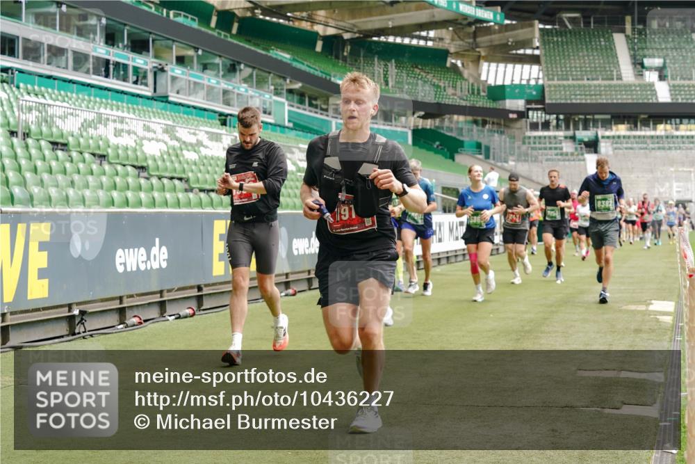 13.09.2026 - 21. swb-Marathon Bremen Michael Burmester http://msf.ph/oto/10436227 13.09.2026 13:05:39 Laufen im Stadion 109, 178, 217, 244, 287, 303, 323, 394, 430, 454, 534, 536, 565, 578, 613, 647, 784, 891, 900, 1073, 1239, 1243, 1274, 1307, 1308, 1365, 1373, 1380, 1456, 1533, 1574, 1581, 1627, 1656, 1687, 1780, 1823, 1909, 1914, 1932, 1941, 2023, 2076, 2089, 2126, 2241, 2244, 2265, 2301, 2310, 2355, 2356, 2369, 2393, 2430, 2452, 2464, 2602, 2723, 2742, 2764, 2867, 2872, 2910, 2919, 2957, 2959, 2985, 3028, 3030, 3115, 3217, 3278, 3320, 3343, 3419, 3444, 3485, 3521, 3796, 3909 meine-sportfotos.de