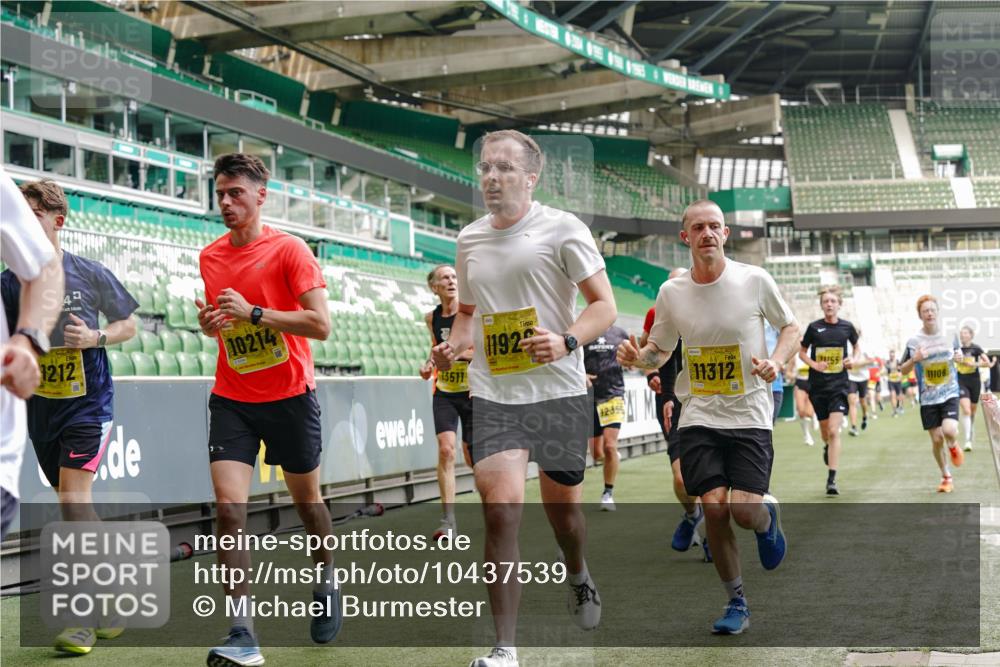 13.09.2026 - 21. swb-Marathon Bremen Michael Burmester http://msf.ph/oto/10437539 13.09.2026 10:26:40 Laufen im Stadion 10096, 10142, 10143, 10172, 10210, 10214, 10228, 10231, 10269, 10289, 10310, 10312, 10318, 10319, 10342, 10346, 10352, 10398, 10436, 10445, 10447, 10454, 10464, 10489, 10504, 10514, 10536, 10541, 10566, 10583, 10628, 10638, 10735, 10742, 10744, 10806, 10807, 10866, 10873, 10897, 10898, 10956, 10987, 10988, 10992, 11015, 11019, 11020, 11060, 11063, 11088, 11108, 11110, 11130, 11135, 11148, 11155, 11187, 11193, 11199, 11209, 11232, 11279, 11312, 11447 meine-sportfotos.de