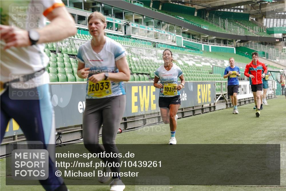 13.09.2026 - 21. swb-Marathon Bremen Michael Burmester http://msf.ph/oto/10439261 13.09.2026 10:27:11 Laufen im Stadion 10096, 10142, 10172, 10210, 10214, 10223, 10228, 10231, 10269, 10289, 10293, 10310, 10318, 10319, 10342, 10352, 10393, 10398, 10436, 10445, 10447, 10454, 10464, 10489, 10504, 10514, 10536, 10541, 10566, 10583, 10628, 10638, 10735, 10744, 10806, 10807, 10846, 10860, 10866, 10873, 10897, 10898, 10917, 10956, 10987, 10992, 11015, 11019, 11060, 11063, 11076, 11088, 11110, 11111, 11130, 11135, 11148, 11155, 11187, 11193, 11199, 11209, 11232, 11279 meine-sportfotos.de