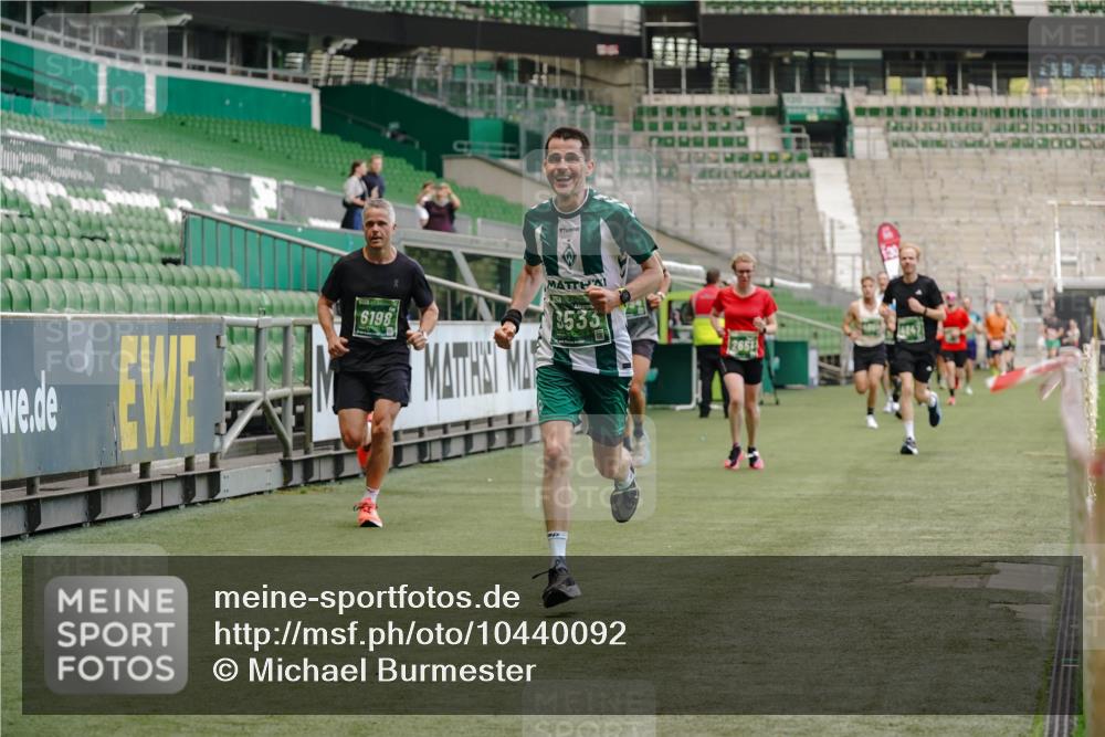 13.09.2026 - 21. swb-Marathon Bremen Michael Burmester http://msf.ph/oto/10440092 13.09.2026 12:42:06 Laufen im Stadion 371, 439, 603, 640, 650, 735, 744, 749, 957, 1009, 1223, 1224, 1336, 1381, 1411, 1571, 1614, 1619, 1667, 1712, 1745, 1797, 1822, 1850, 1862, 2094, 2207, 2986, 3368, 3624, 4399, 4795, 4847, 4936, 5672, 5828, 6198, 6264, 6929, 6991, 7141, 8065, 8311, 8383, 8394, 8994, 9065, 9120, 9329, 277, 346, 807, 895, 901, 1090, 1118, 1248, 1320, 1323, 1472, 1576, 1587, 1604, 1717, 1751, 1758, 1911, 2141, 2352, 2585, 2670, 3080, 3606, 5160, 5163, 5912 meine-sportfotos.de