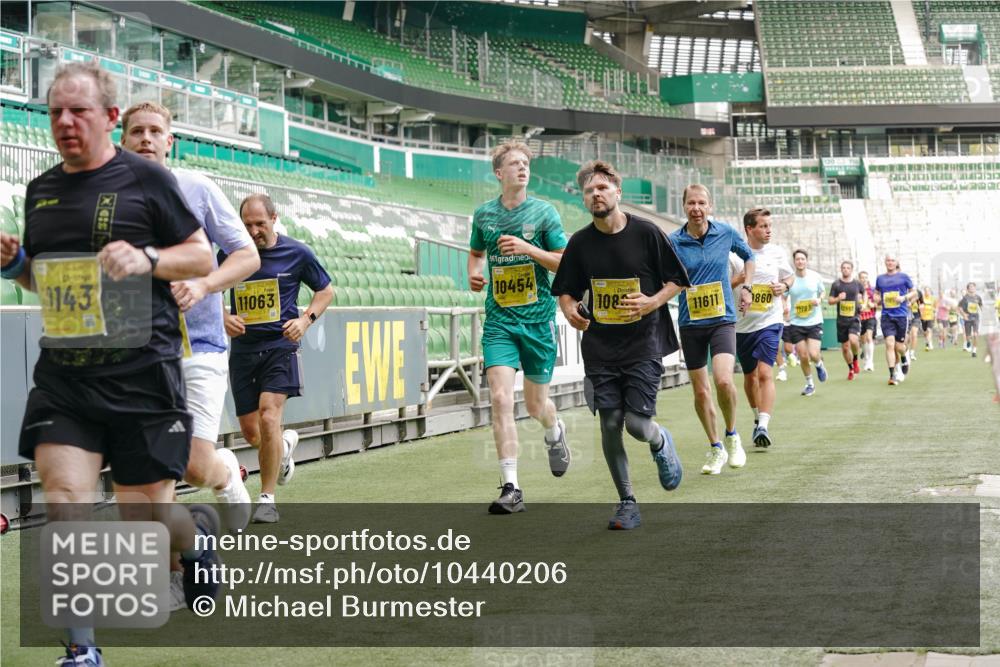 13.09.2026 - 21. swb-Marathon Bremen Michael Burmester http://msf.ph/oto/10440206 13.09.2026 10:27:32 Laufen im Stadion 10096, 10142, 10172, 10189, 10210, 10214, 10223, 10228, 10231, 10269, 10270, 10289, 10293, 10310, 10318, 10319, 10329, 10352, 10393, 10436, 10445, 10447, 10464, 10489, 10504, 10508, 10514, 10536, 10541, 10566, 10583, 10594, 10628, 10638, 10735, 10744, 10770, 10807, 10814, 10846, 10860, 10866, 10873, 10897, 10898, 10917, 10956, 10992, 11015, 11060, 11063, 11076, 11092, 11110, 11111, 11130, 11135, 11148, 11155, 11193, 11199, 11209, 11232, 11279 meine-sportfotos.de